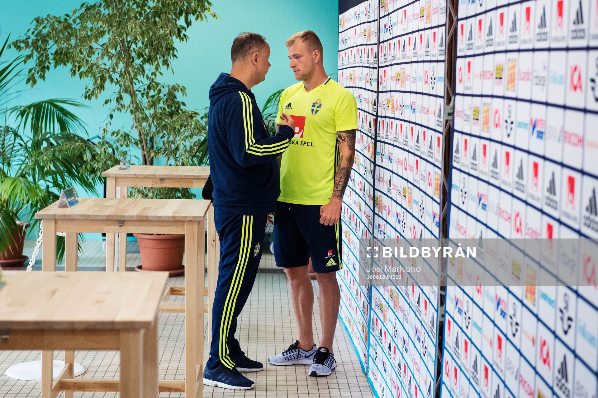 Presschef Niklas Bodell pratar med John Guidetti på