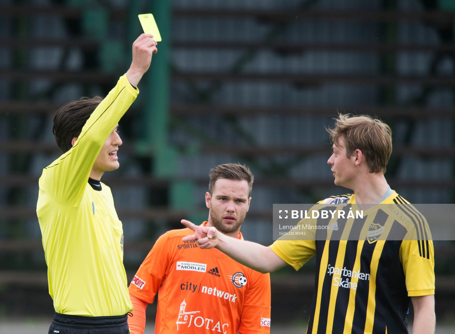 IFK Hässleholms Axel Harletun varnas i matchen i division 2 mellan IFK Hässleholm och Karlskrona i Hässleholm 18 juni 2016.