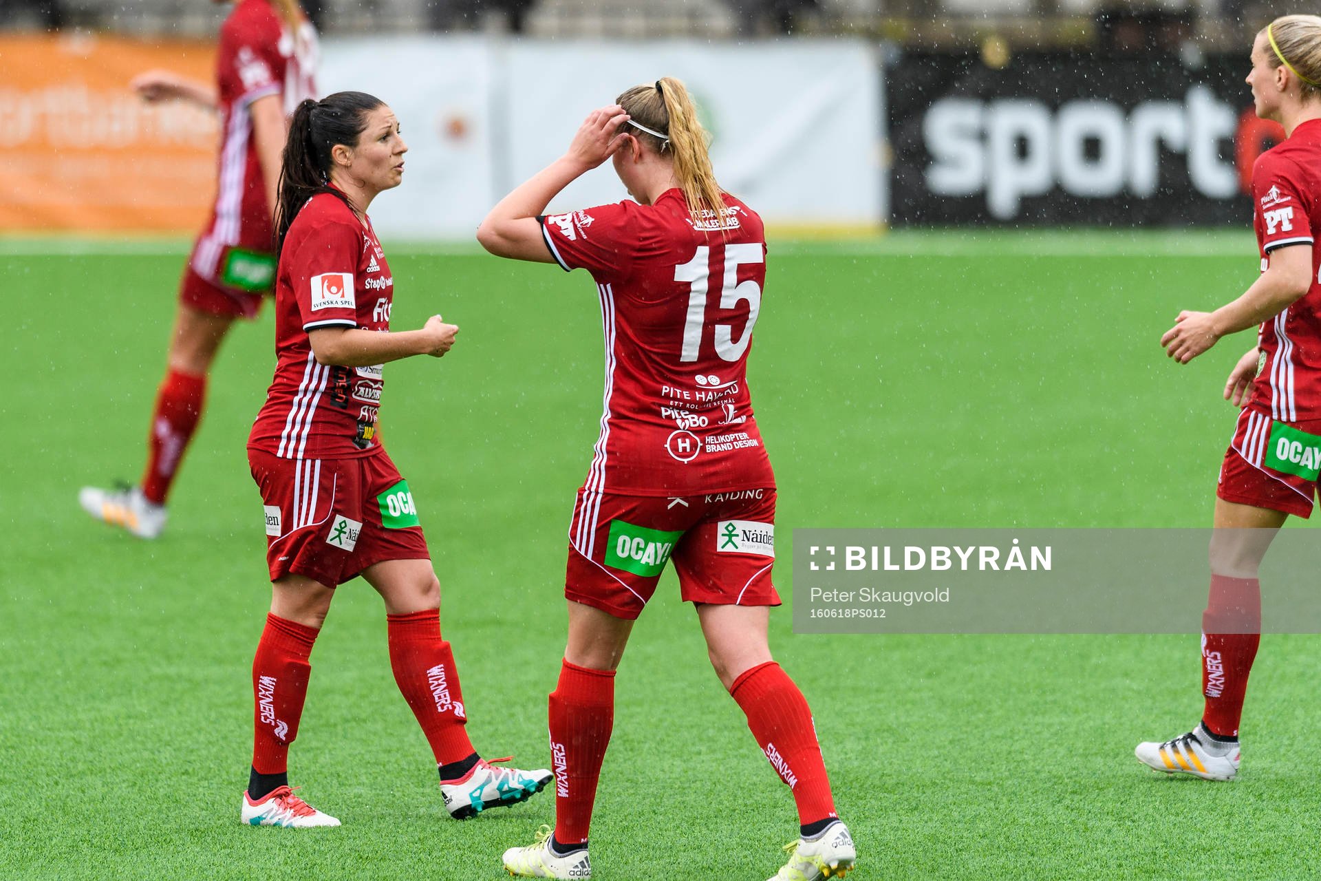 Piteås Josefin Johansson(v) och Ellen Löfqvist(m) deppar