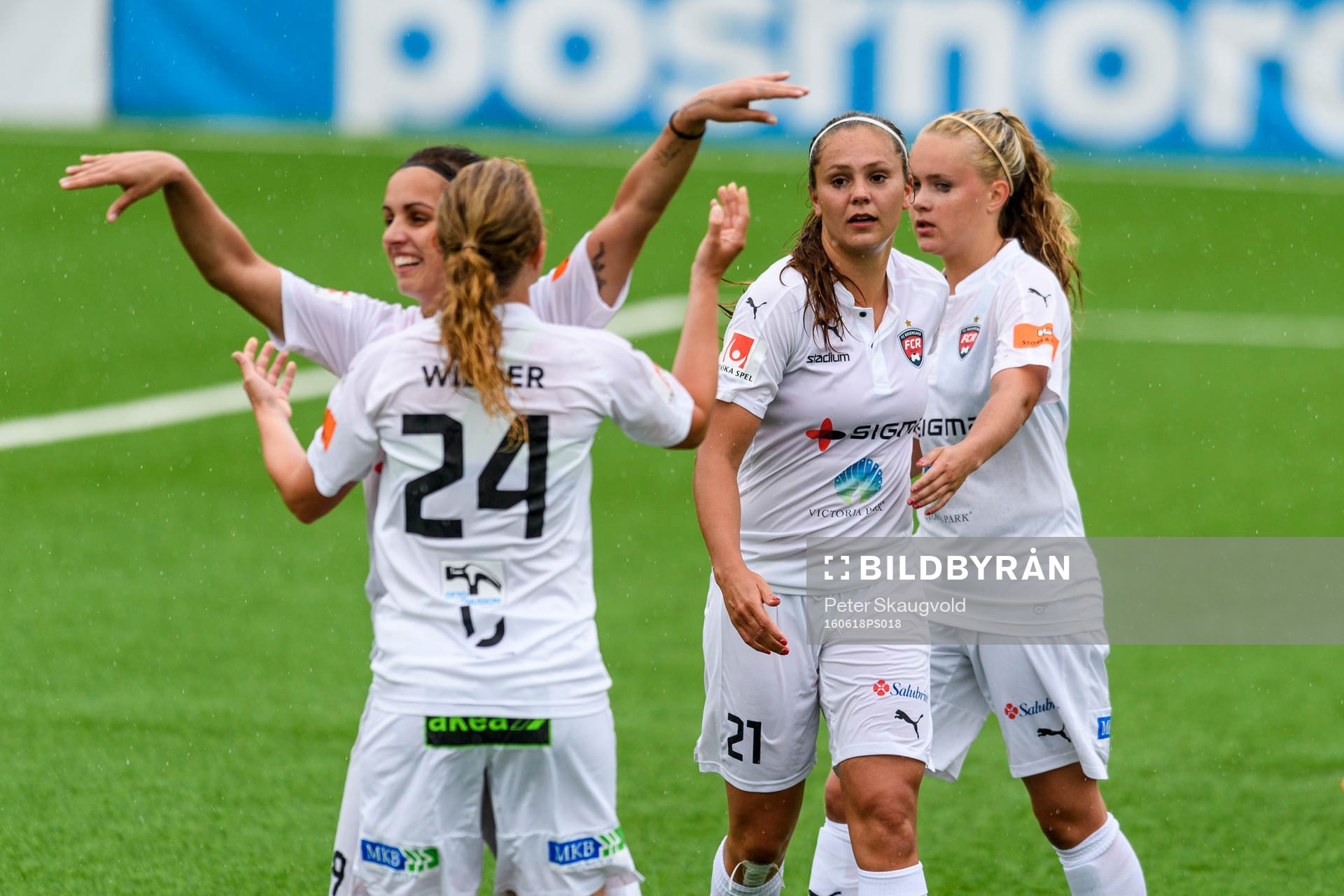 Rosengårdspelarna jublar efter Ebba Wieder gjort 0-2 under semifinalen i Svenska Cupen i fotboll mellan Piteå och Rosengård den 18 juni 2016 i Piteå.