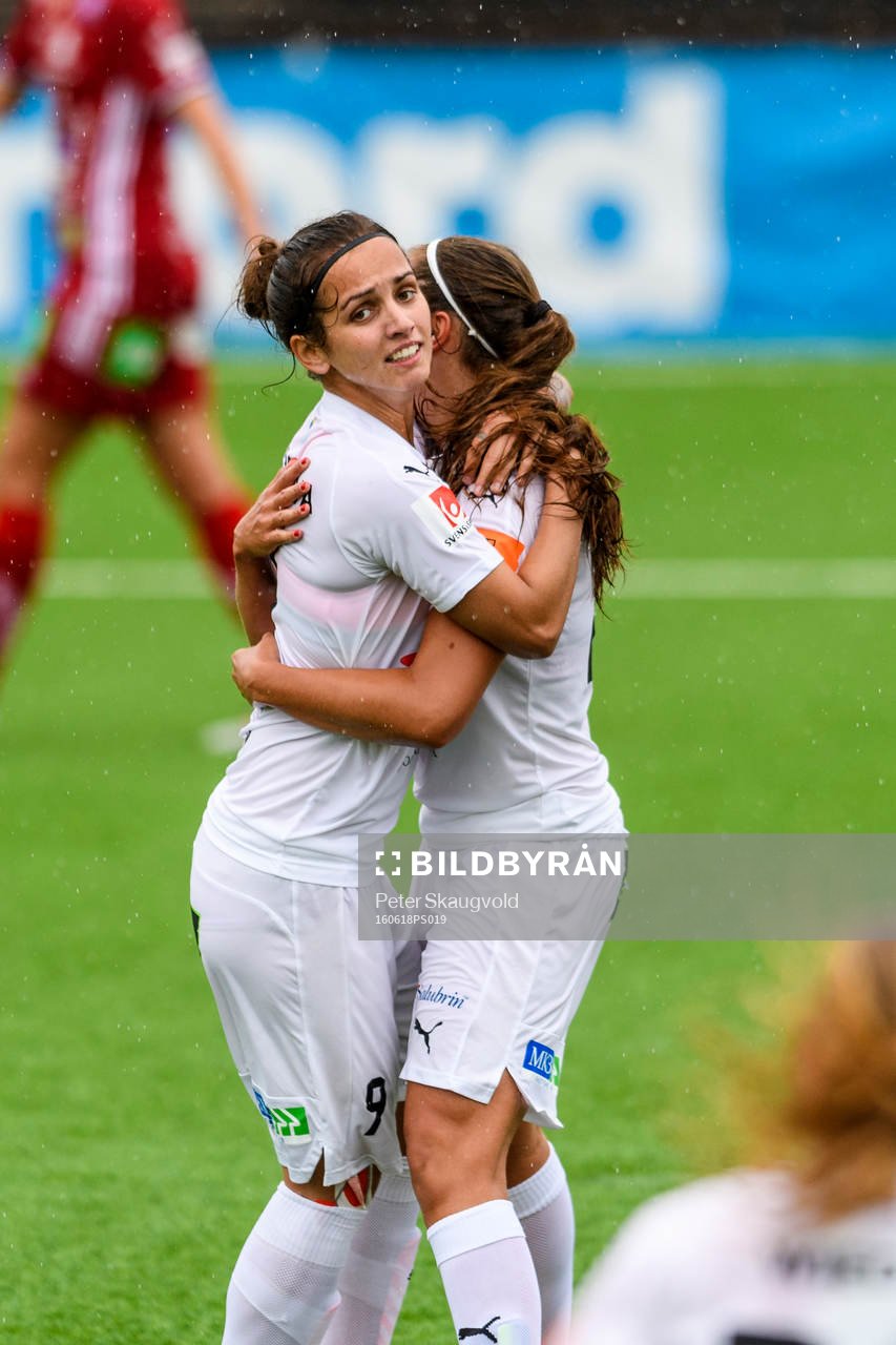 Rosengårds Natasha Andonova(v) kramar om Ebba Wieder(h)