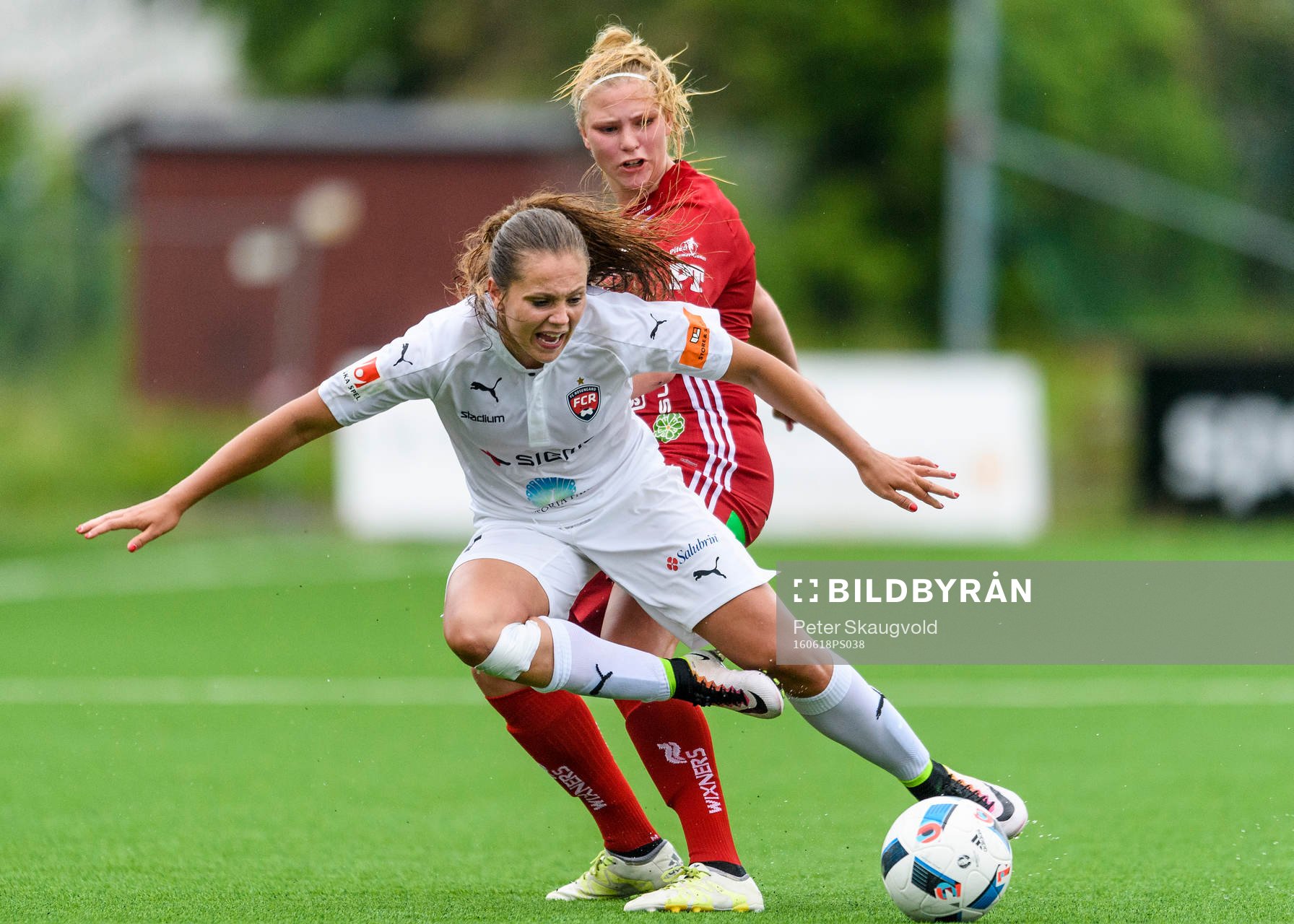 Piteås Ellen Löfqvist tacklar Rosengårds Lieke Martens under semifinalen i Svenska Cupen i fotboll mellan Piteå och Rosengård den 18 juni 2016 i Piteå.