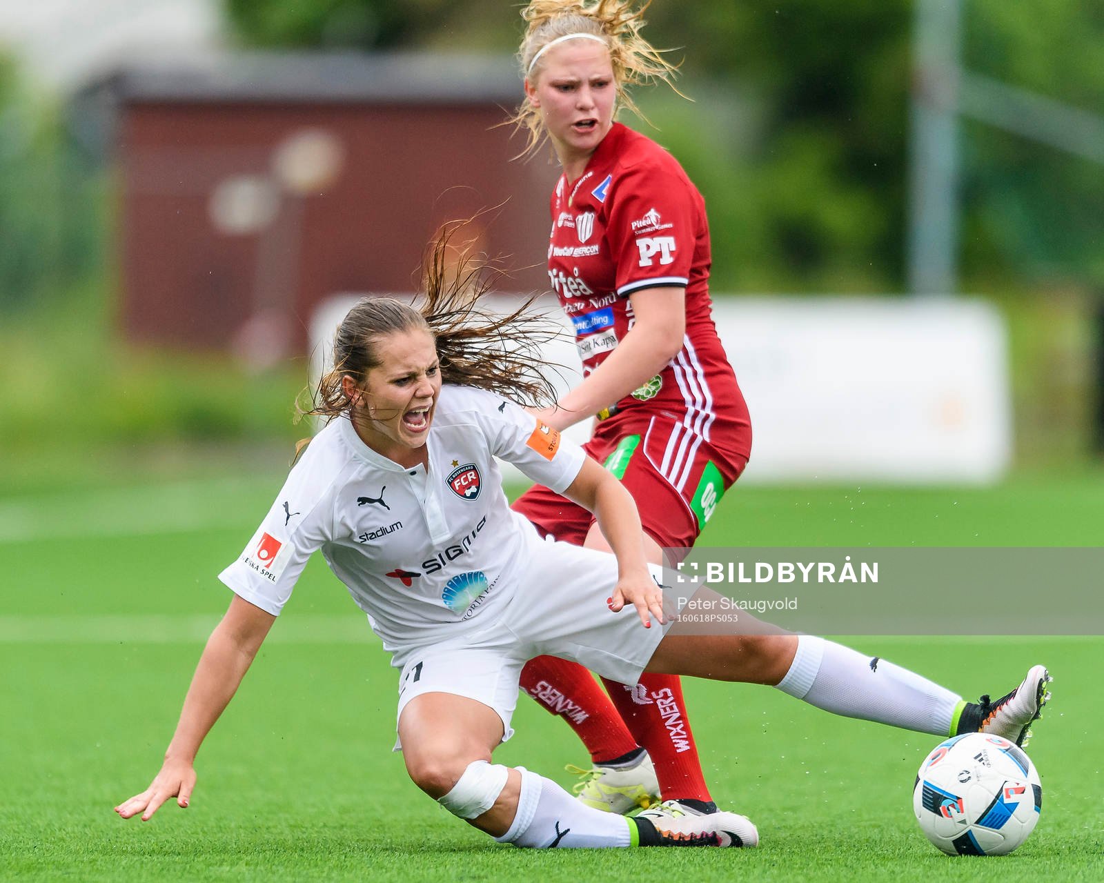 Rosengårds Lieke Martens faller efter en närkamp med Piteås Ellen Löfqvist under semifinalen i Svenska Cupen i fotboll mellan Piteå och Rosengård den 18 juni 2016 i Piteå.