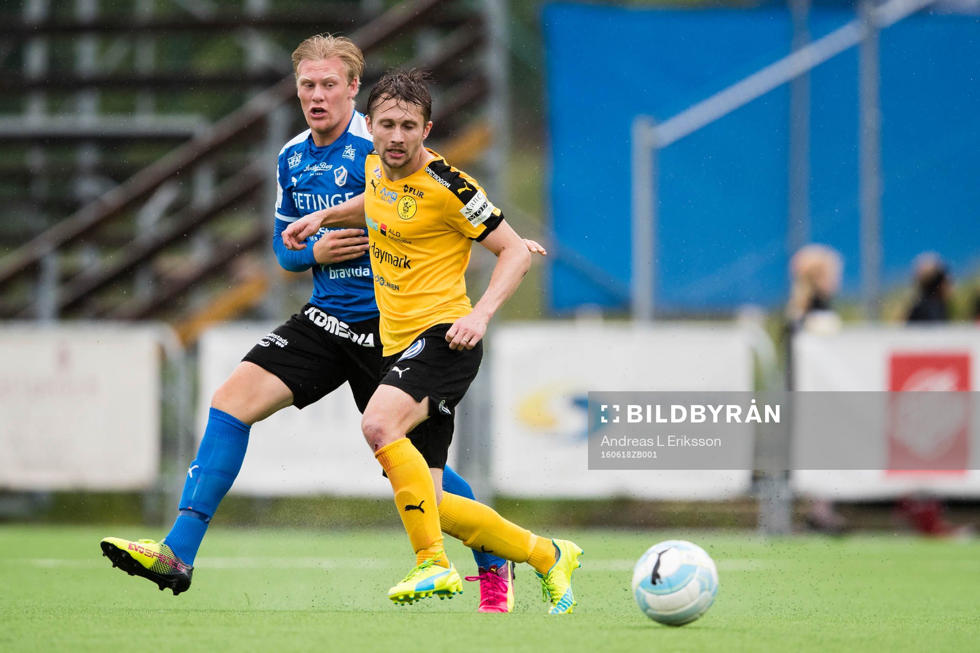 Halmstads Alexander Arvidsson i kamp om bollen med Frejs