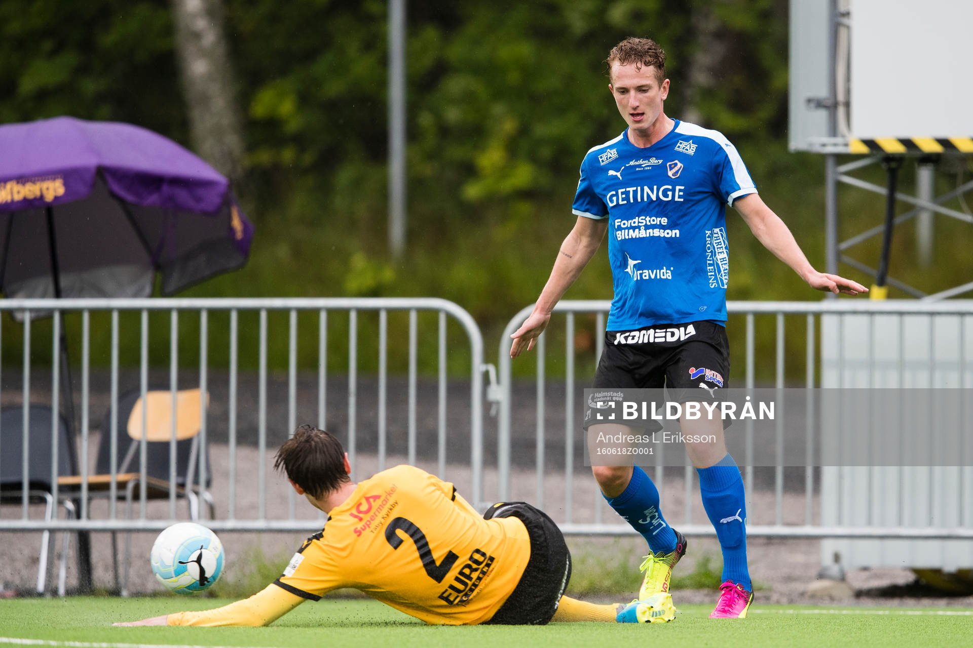 Frejs Jakob Glasberg med en glidtackling framför Halmstads