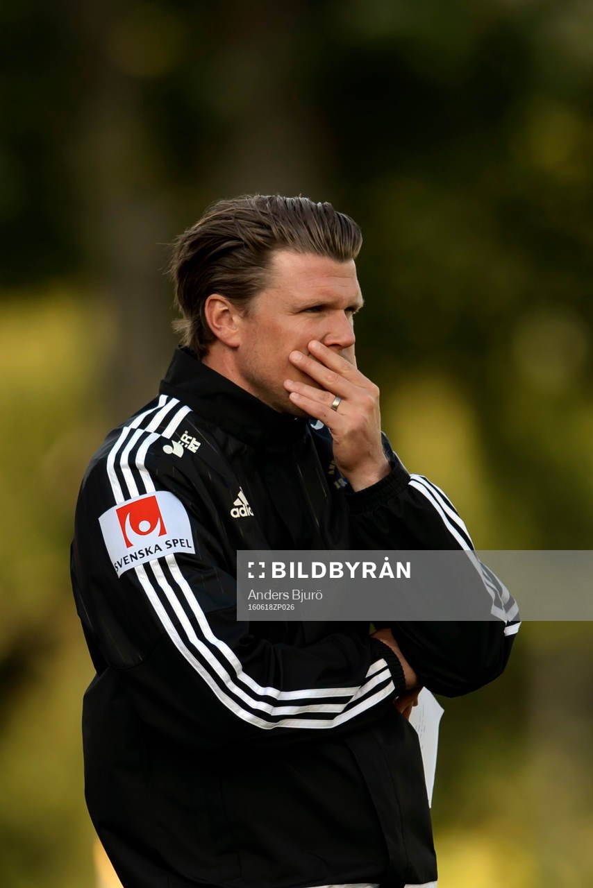Ängelholms tränare Christian Järdler ser fundersam ut