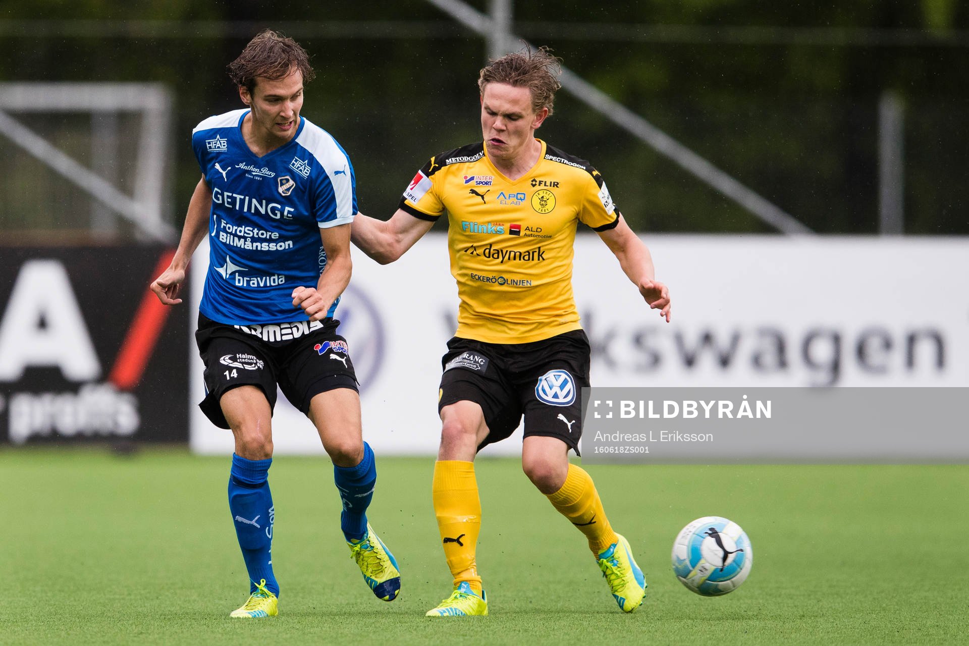 Halmstads Alexander Henningsson i kamp om bollen med Frejs Lukas Sunesson under fotbollsmatchen i Superettan mellan Frej Täby och Halmstad den 18 juni 2016 i Stockholm.