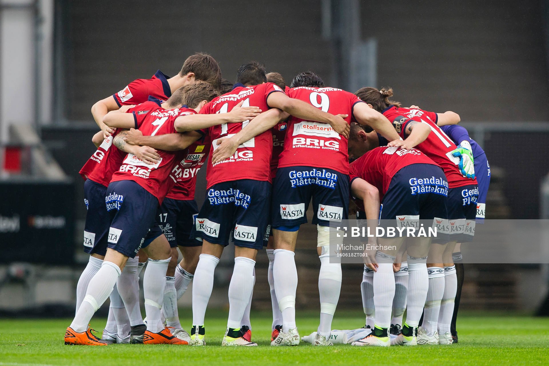 Örgryte samlade innan fotbollsmatchen i Superettan mellan Örgryte och Dalkurd  den 18 juni 2016 i Göteborg.