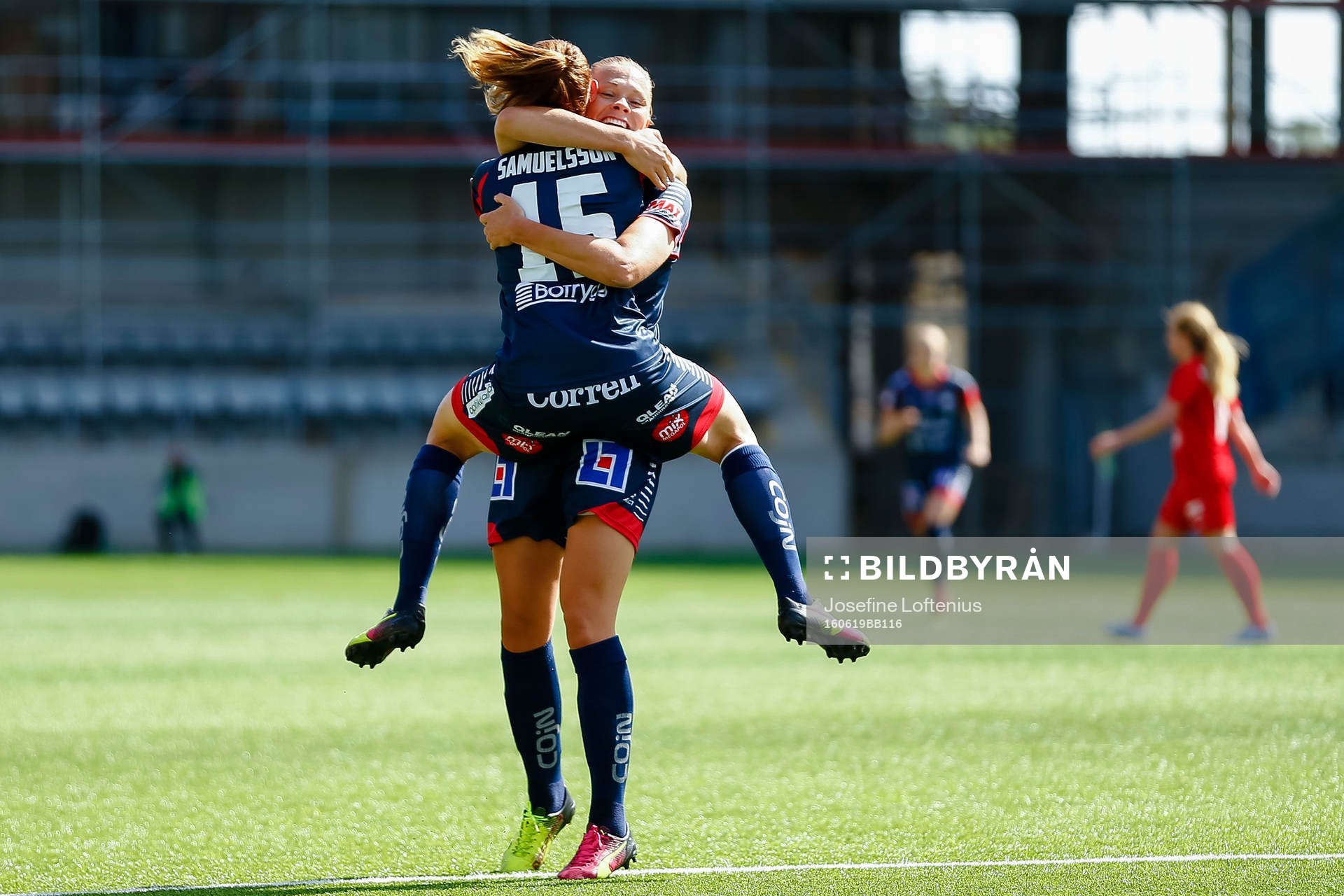 Linköpings Fridolina Rolfö och Jessica Samuelsson jublar efter 1-0 under semifinalen i Svenska Cupen i fotboll mellan Linköping och Eskilstuna den 19 juni 2016 i Linköping.