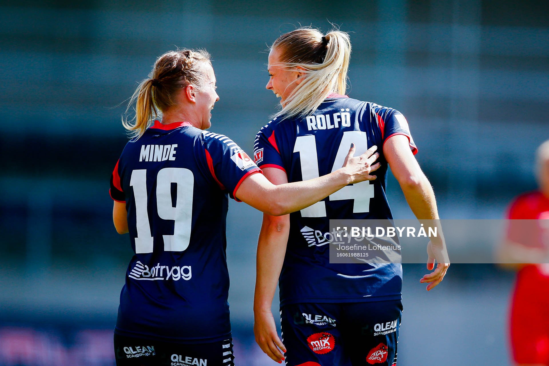 Linköpings Fridolina Rolfö och Kristine Minde jublar efter 1-0 under semifinalen i Svenska Cupen i fotboll mellan Linköping och Eskilstuna den 19 juni 2016 i Linköping.