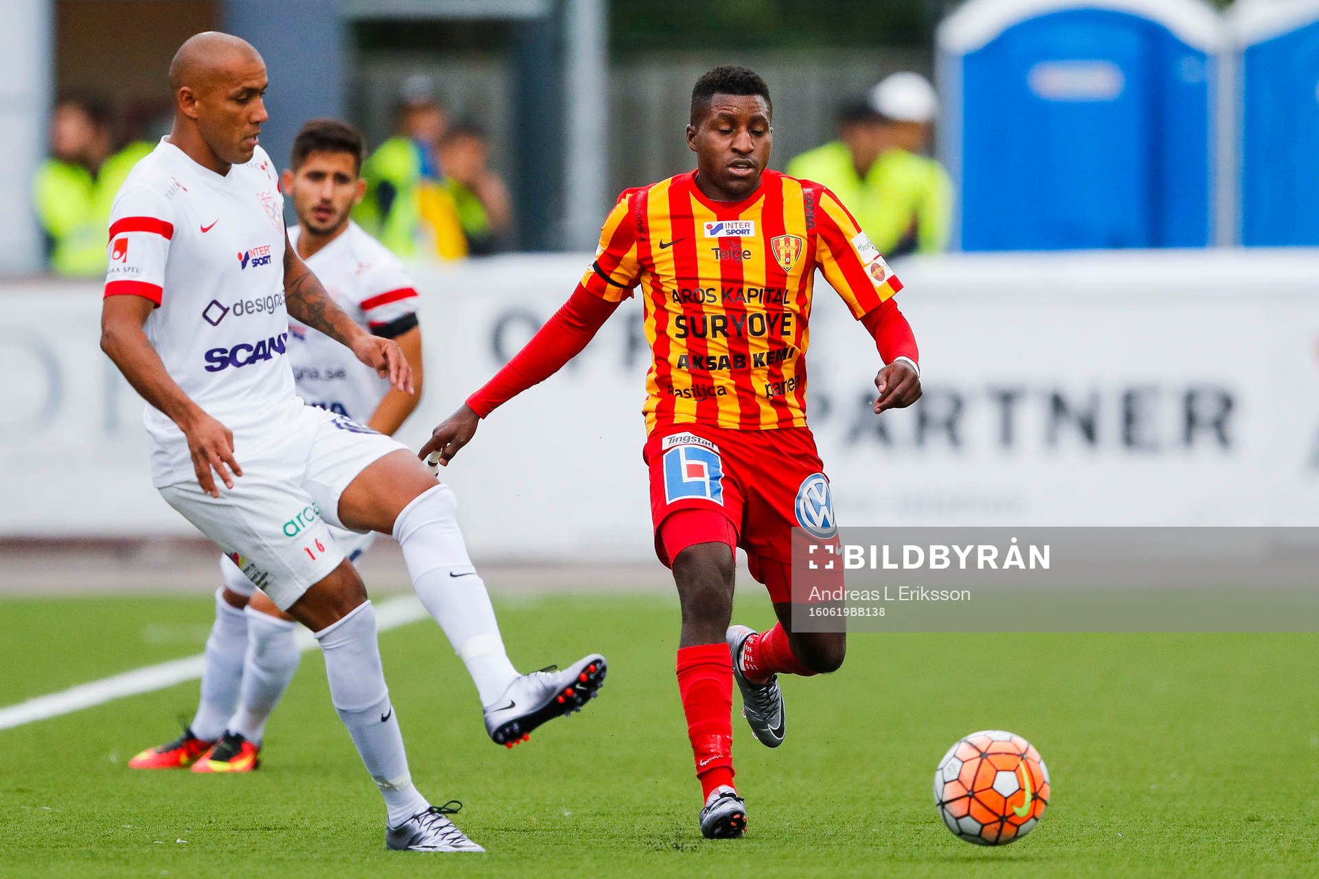 Assyriskas Alessandro Pereira och Syrianskas Samuel Akintioye under fotbollsmatchen i Superettan mellan Assyriska och Syrianska den 19 juni 2016 i Södertälje.