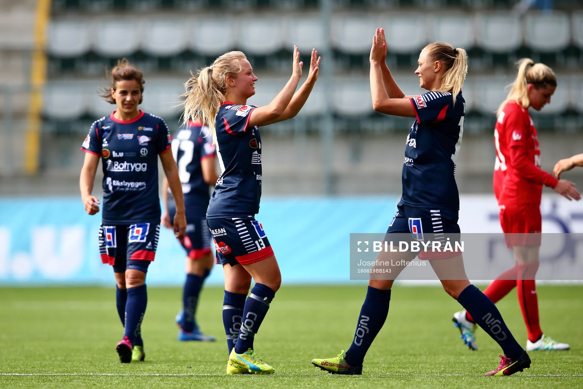 Linköpings Tove Almqvist och Fridolina Rolfö jublar