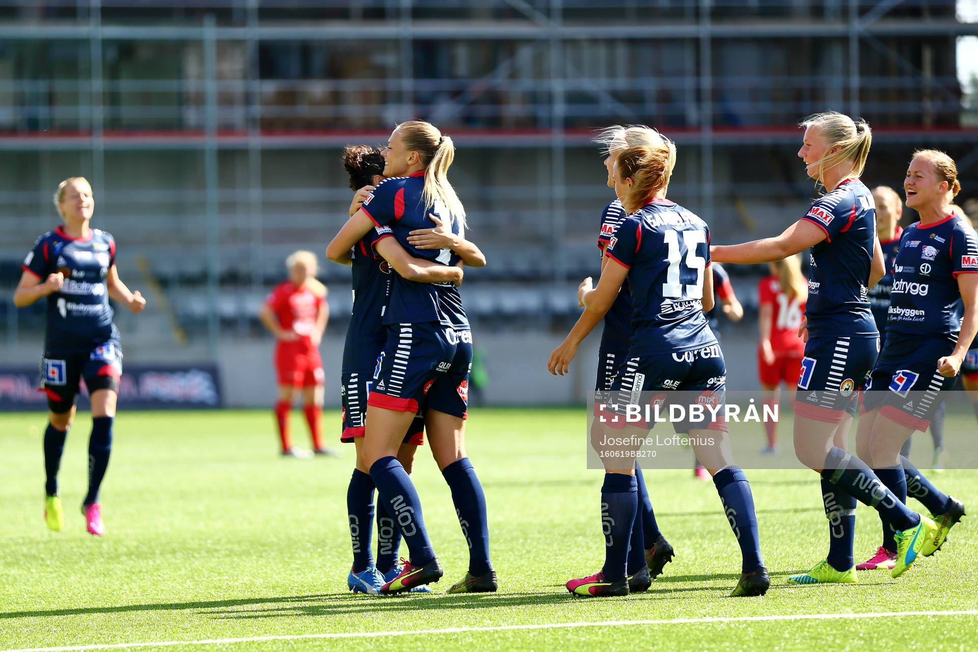 Jubel efter Linköpings Fridolina Rolfös 1-0-mål och Rolfö blir omkramad under semifinalen i Svenska Cupen i fotboll mellan Linköping och Eskilstuna den 19 juni 2016 i Linköping.