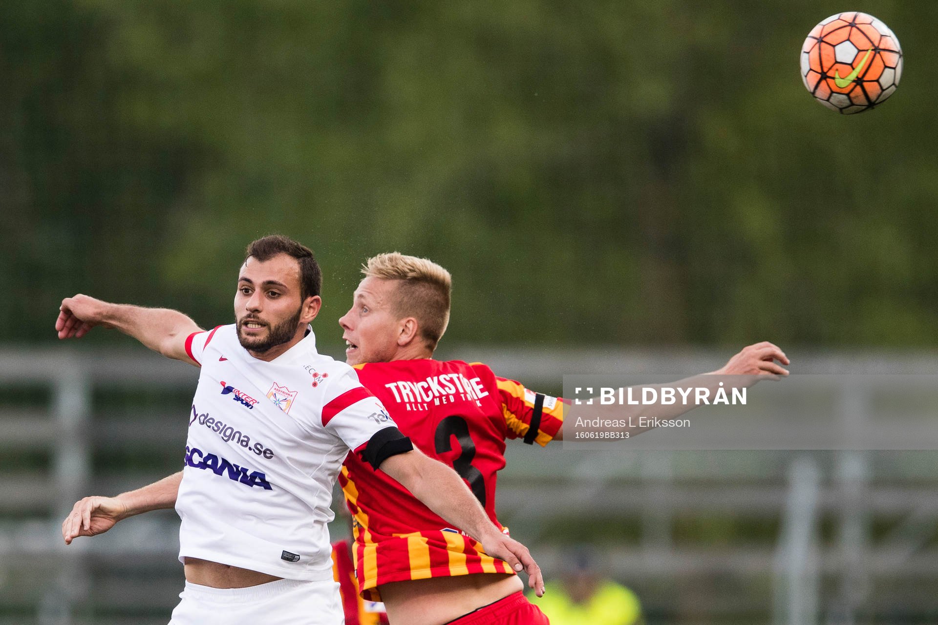 Assyriskas Mattias Genc i en nickduell med Syrianskas