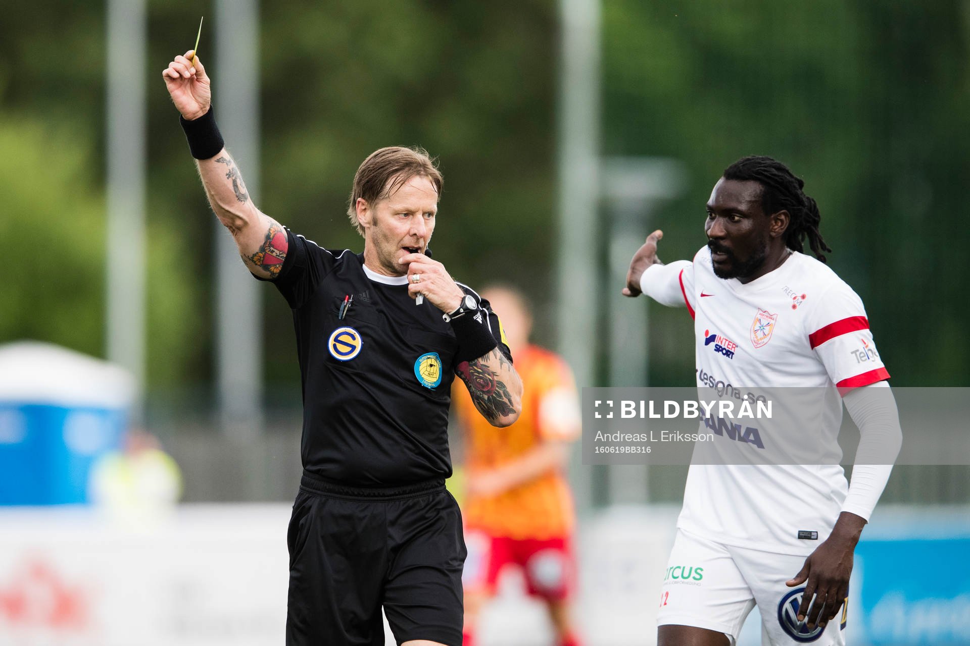Domare Lars Olsson och Assyriskas Ugonna Anyora