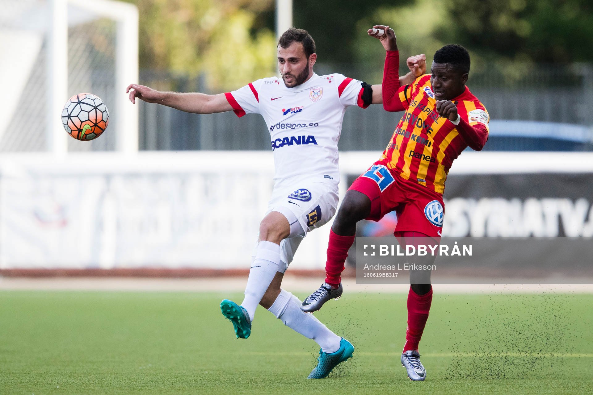 Assyriskas Mattias Genc i kamp om bollen med Syrianskas Samuel Akintioye under fotbollsmatchen i Superettan mellan Assyriska och Syrianska den 19 juni 2016 i Södertälje.