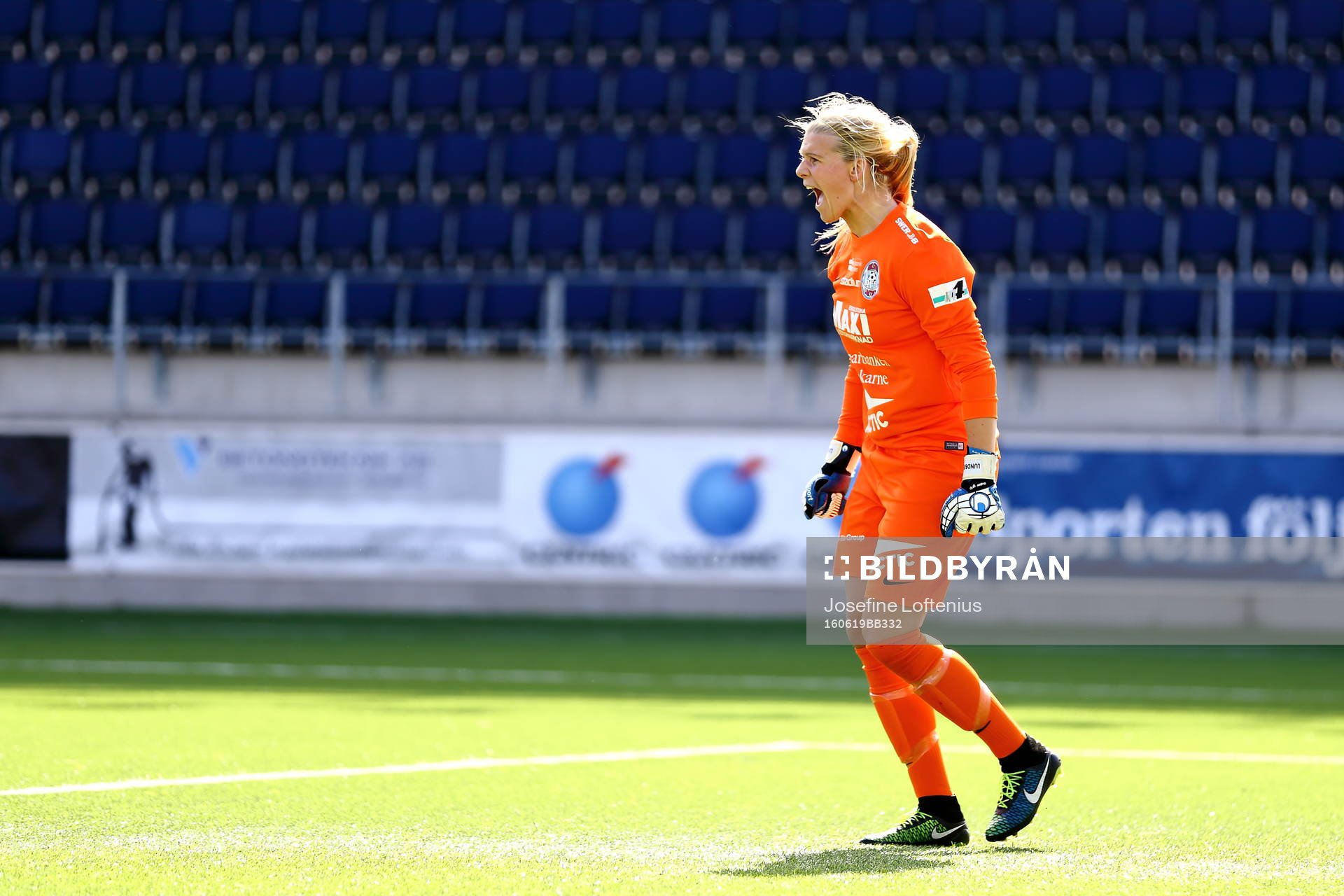 Eskilstunas målvakt Emelie Lundberg reagerar