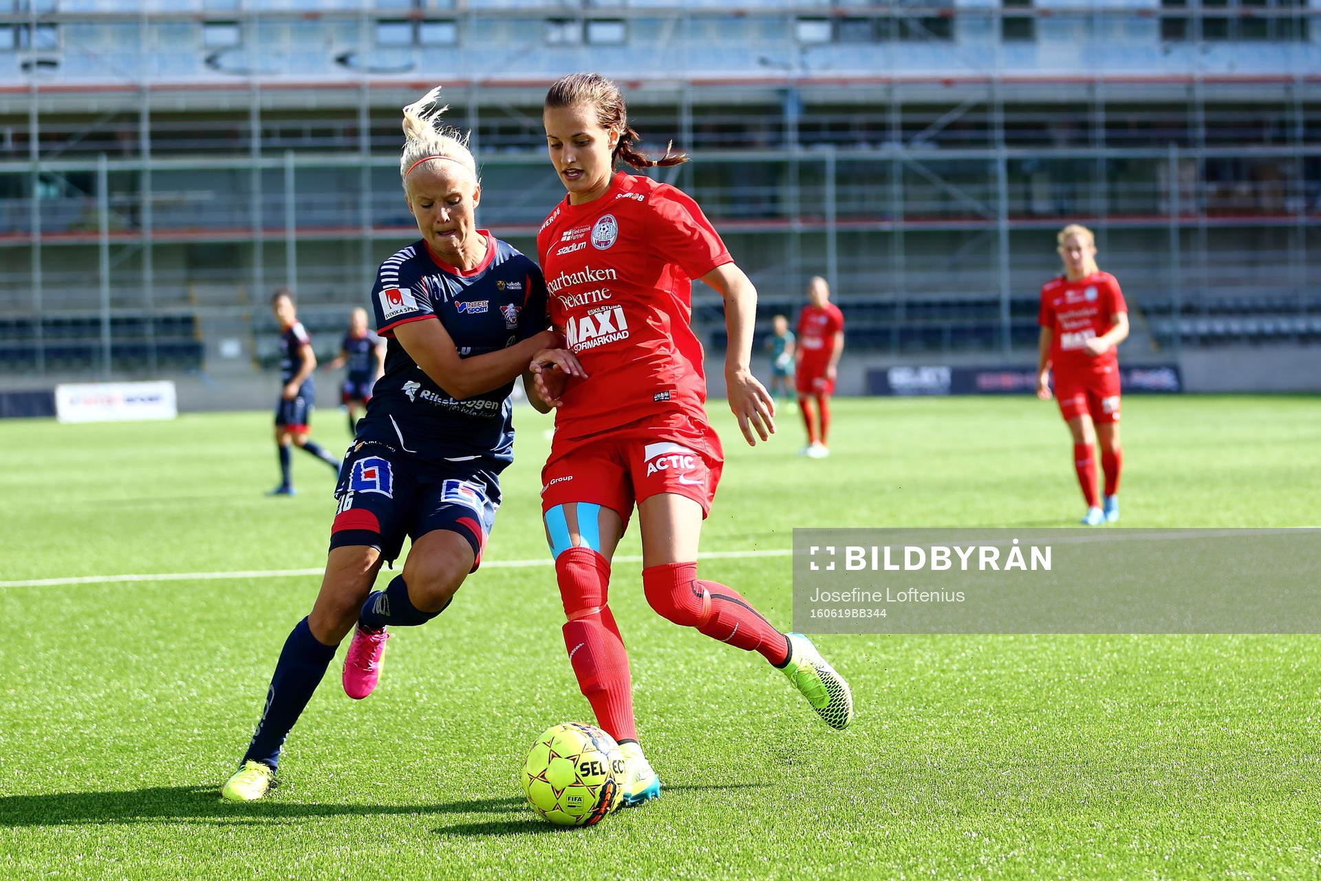 Linköpings Pernille Harder och Eskilstunaspelare