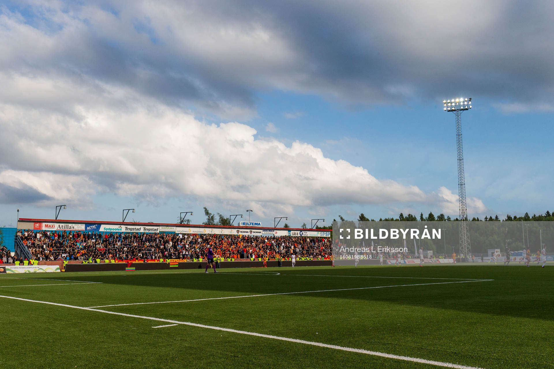 Syrianskas supportrar följer spelet på Södertälje Arena