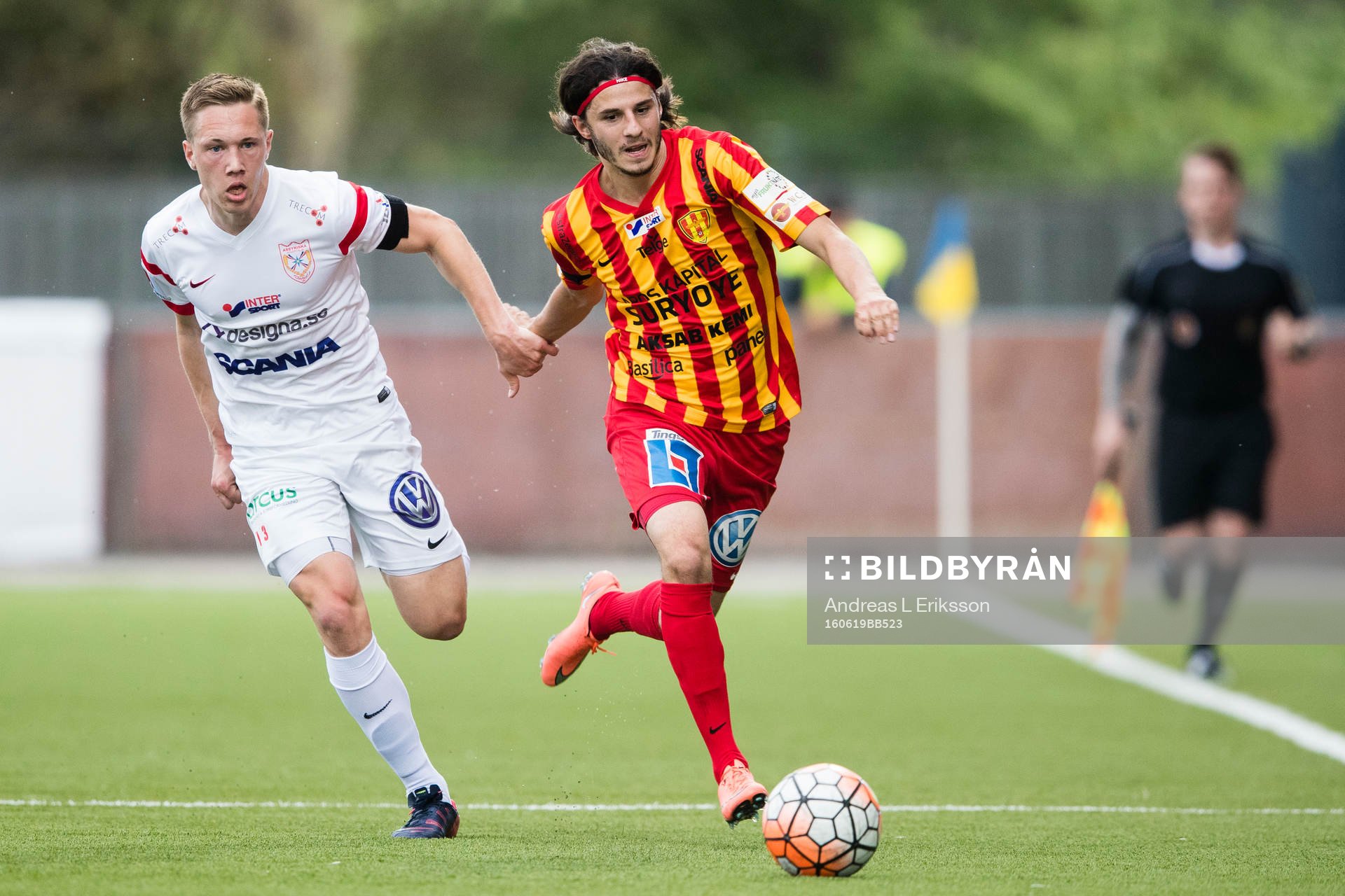 Assyriskas Gustav Jarl och Syrianskas Stefan Ilic jagar bollen under fotbollsmatchen i Superettan mellan Assyriska och Syrianska den 19 juni 2016 i Södertälje.