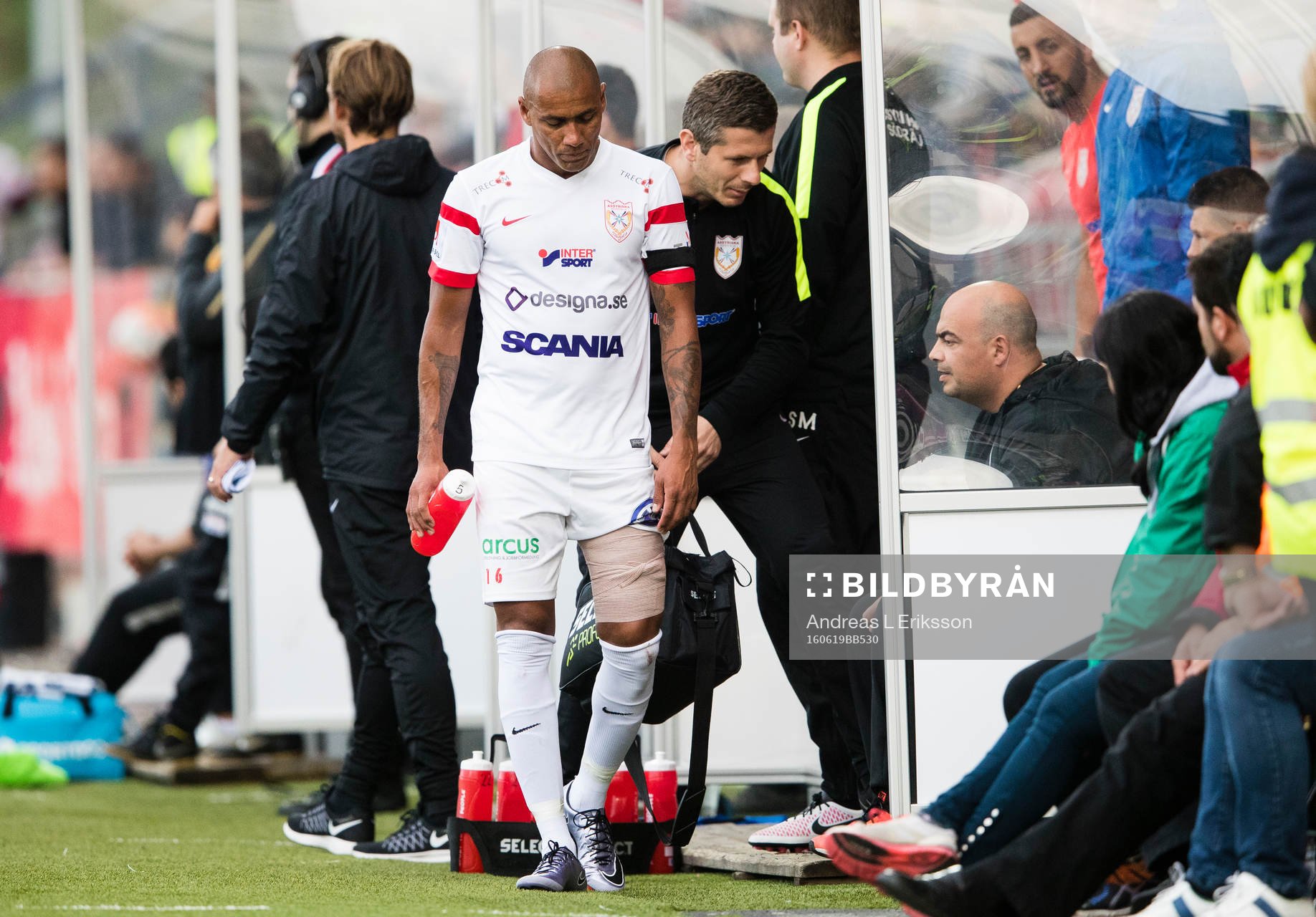 Assyriskas Alessandro Pereira kliver av med en skada under fotbollsmatchen i Superettan mellan Assyriska och Syrianska den 19 juni 2016 i Södertälje. 