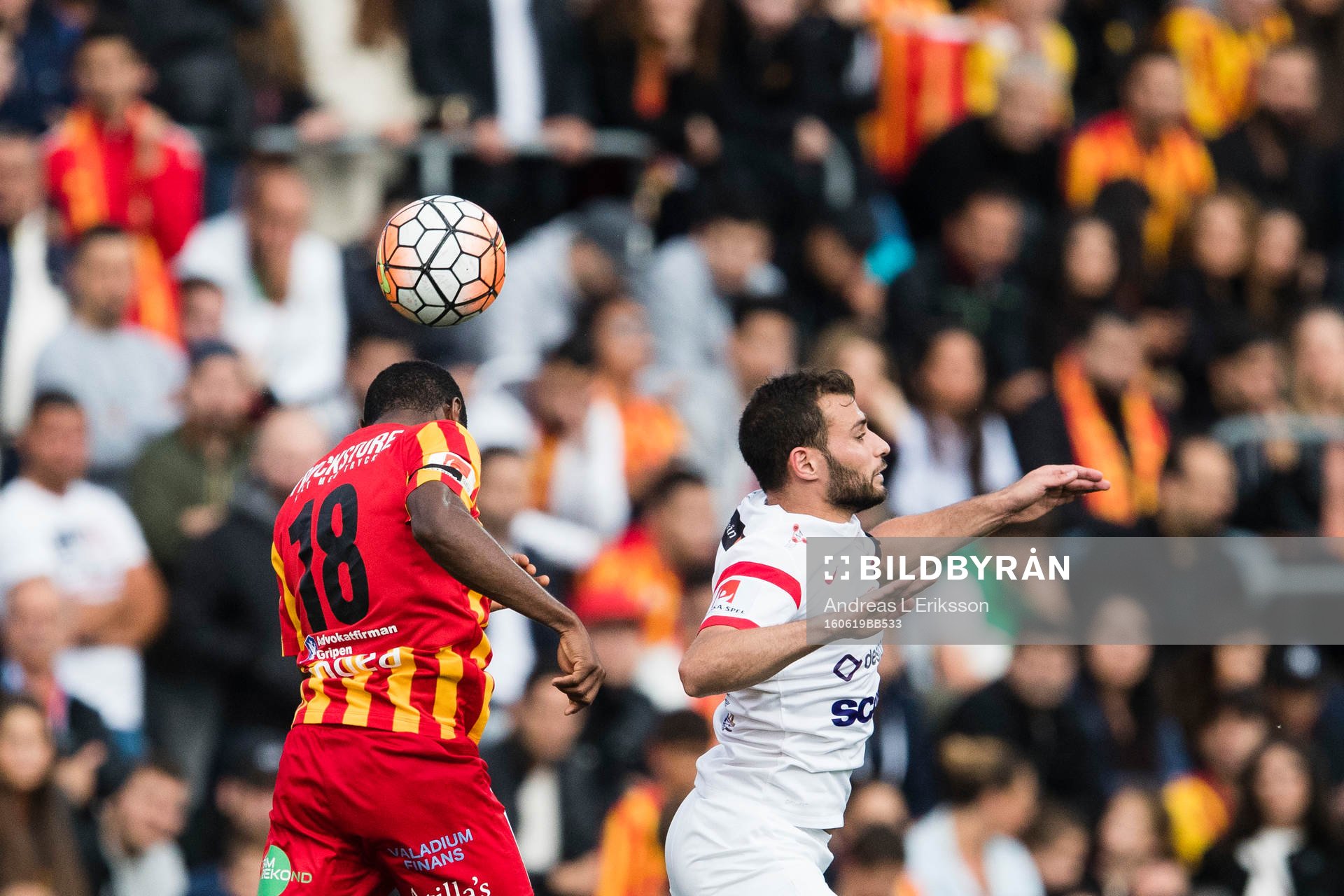 Syrianskas Success Nwousu i en nickduell med Assyriskas