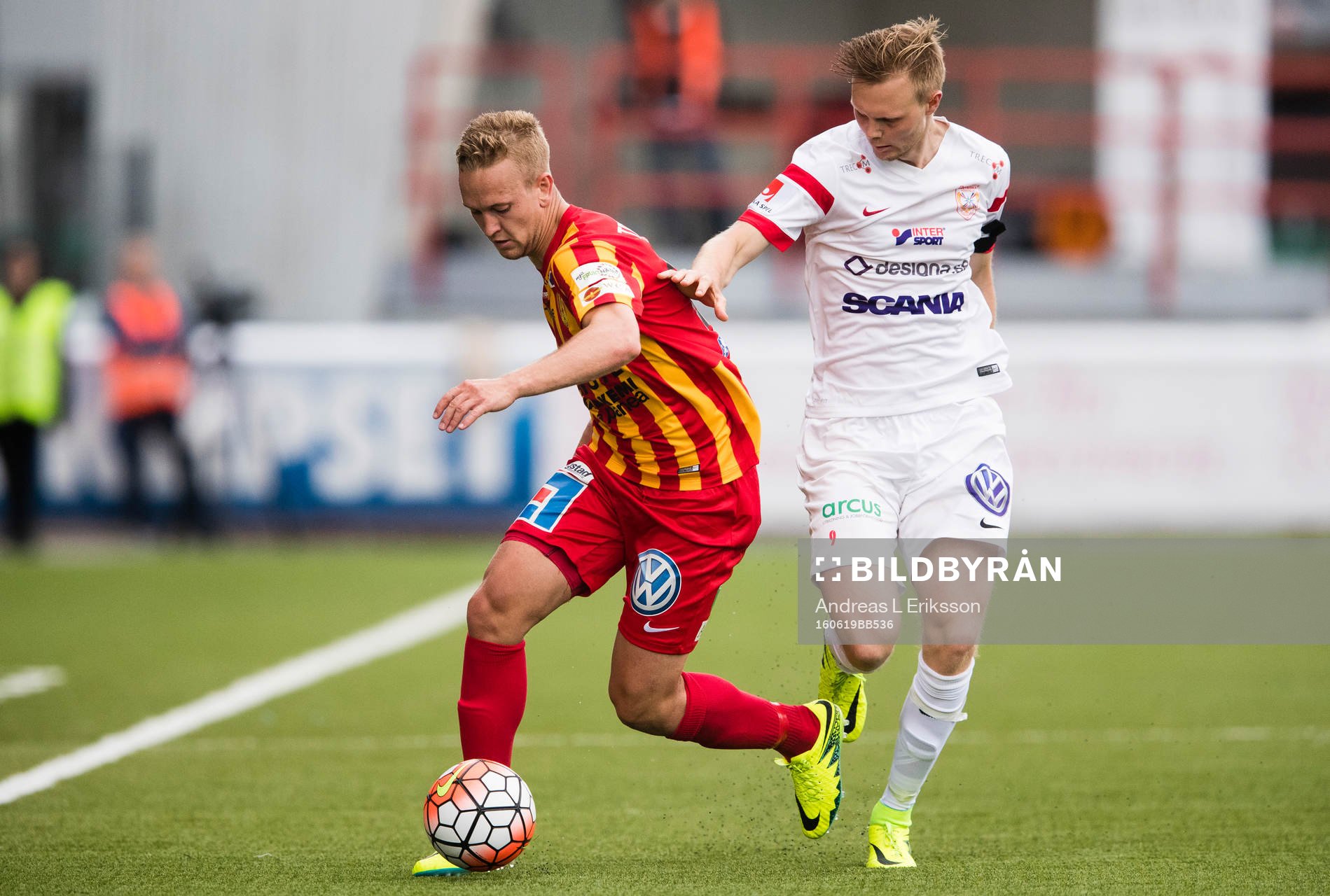 Syrianskas Alexander Michel i kamp om bollen med Assyriskas Tim Söderström under fotbollsmatchen i Superettan mellan Assyriska och Syrianska den 19 juni 2016 i Södertälje.