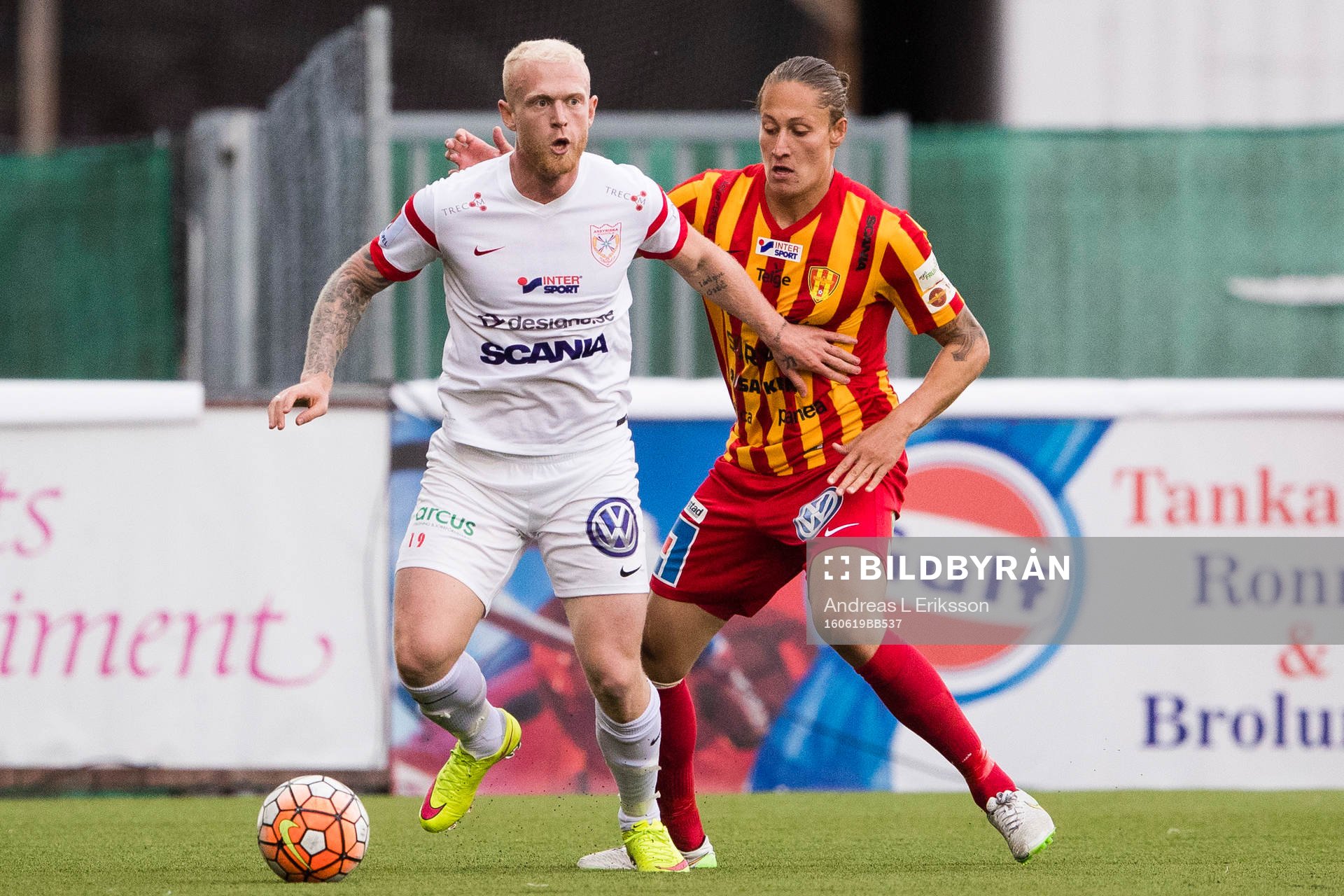 Assyriskas Ken Fagerberg och Syrianskas Felix Michel under fotbollsmatchen i Superettan mellan Assyriska och Syrianska den 19 juni 2016 i Södertälje.