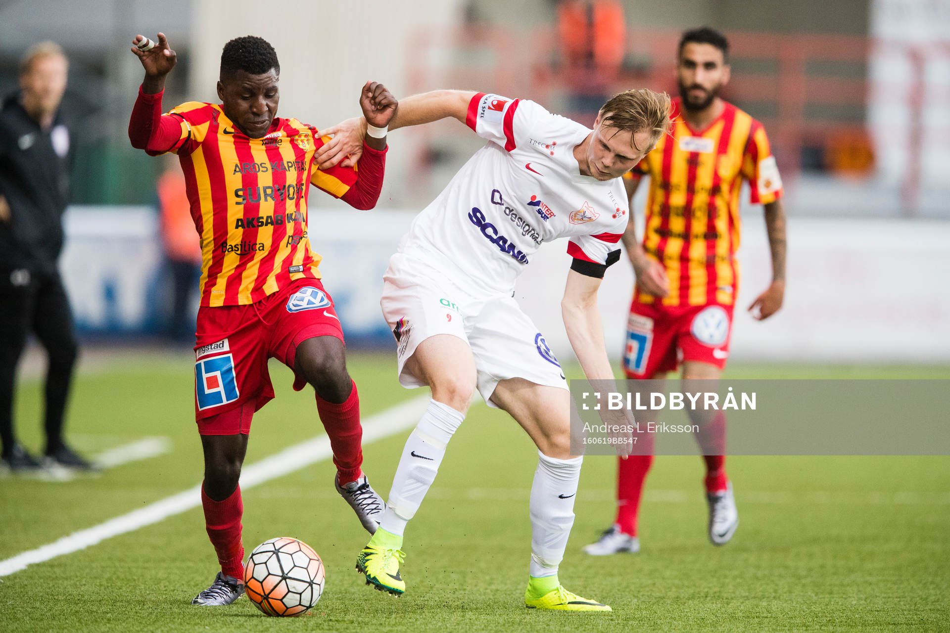 Syrianskas Samuel Akintioye i kamp om bollen med Assyriskas Tim Söderström under fotbollsmatchen i Superettan mellan Assyriska och Syrianska den 19 juni 2016 i Södertälje.