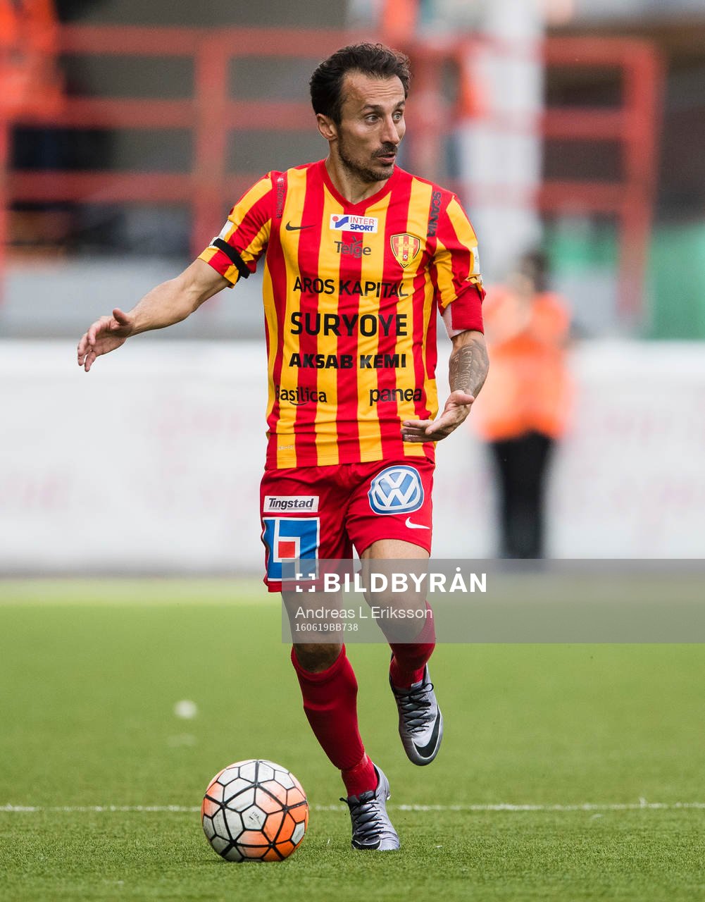 Syrianskas Louay Chanko med bollen