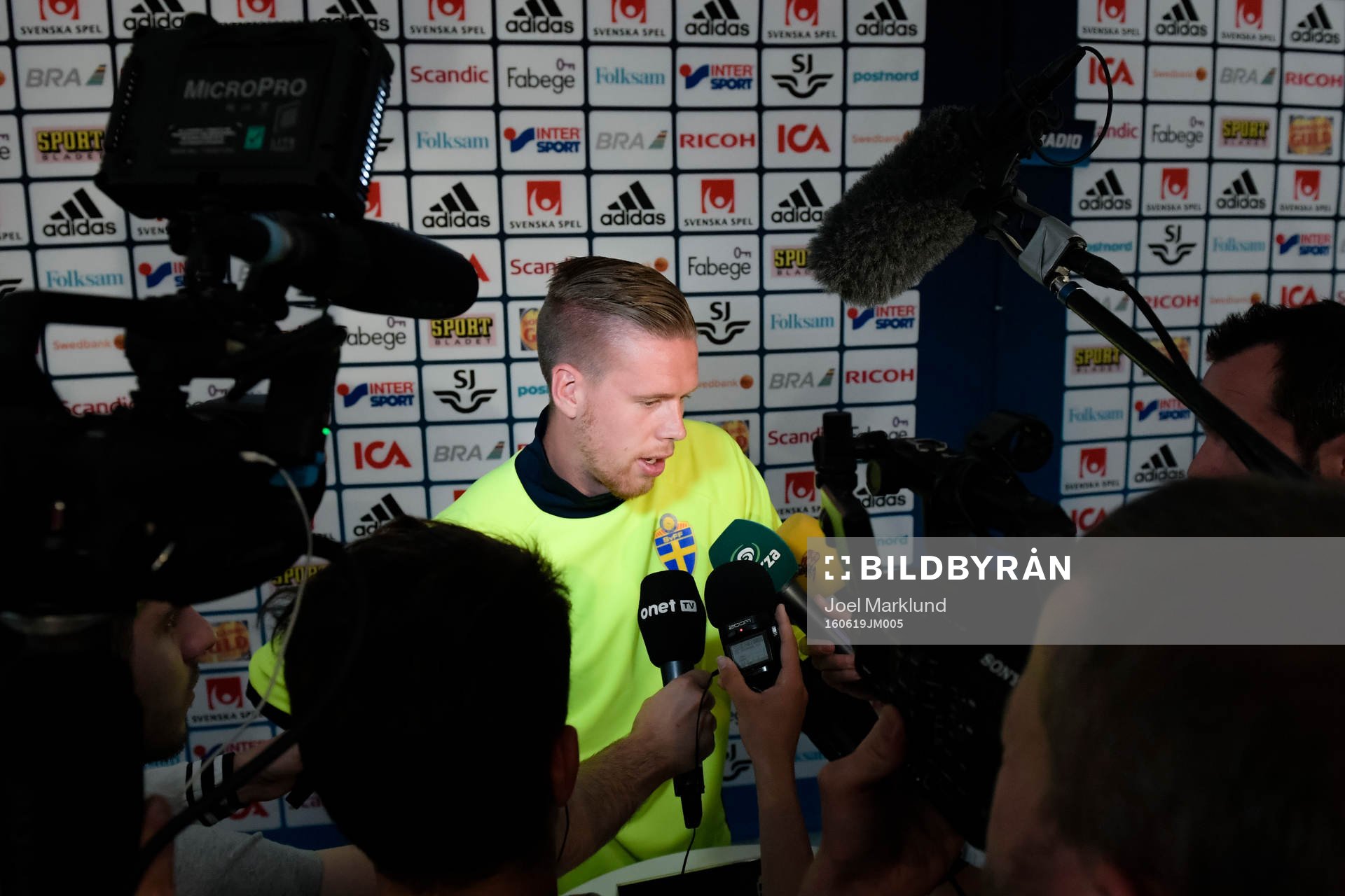 Sveriges Pontus Jansson i mixade zonen före Sveriges