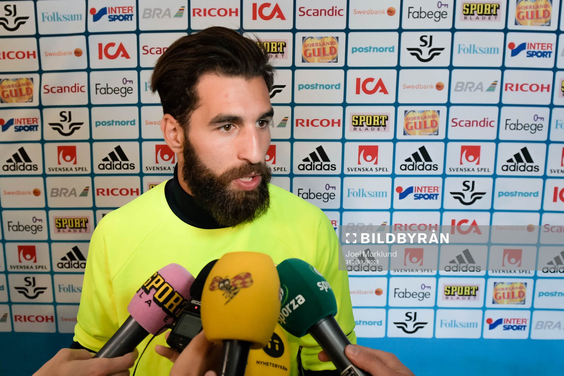 Sveriges Jimmy Durmaz  i mixade zonen före Sveriges