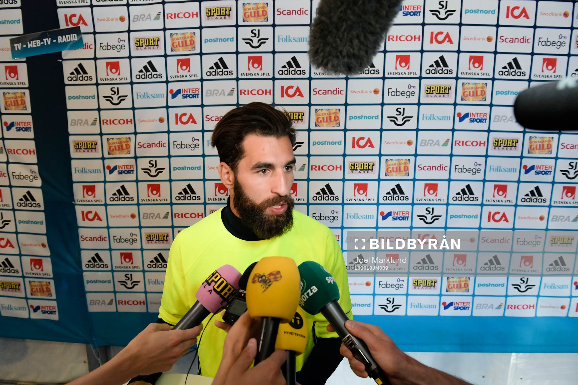 Sveriges Jimmy Durmaz  i mixade zonen före Sveriges