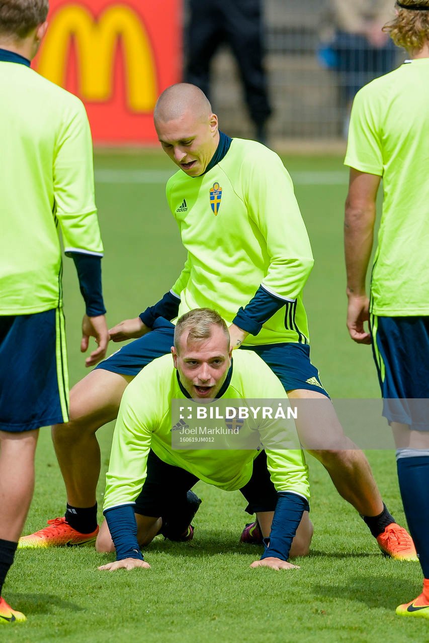 Sveriges John Guidetti med Victor Nilsson Lindelöf på ryggen under Sveriges fotbollslandslags träning under fotbolls-EM den 19 juni 2016 i Pornichet.