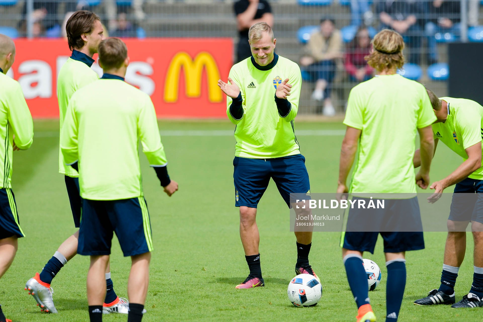 Sveriges John Guidetti dansar med laget