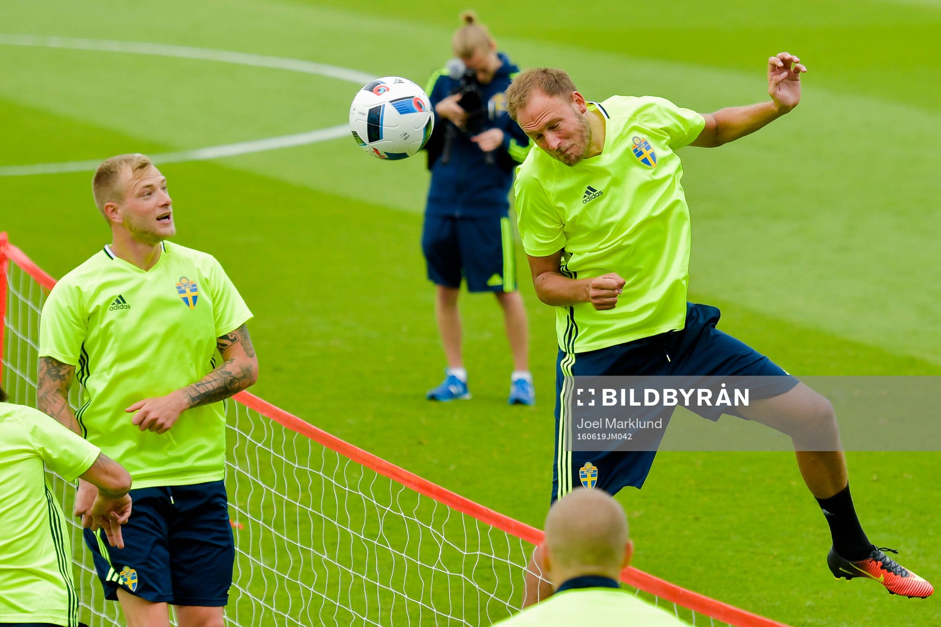 Sveriges Andreas Granqvist provar att nicka bollen förbi John Guidetti på Sveriges fotbollslandslags träning under fotbolls-EM den 19 juni 2016 i Pornichet.