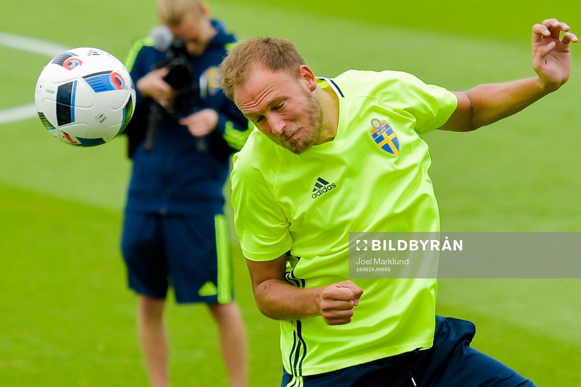 Sveriges Andreas Granqvist provar att nicka bollen på Sveriges fotbollslandslags träning under fotbolls-EM den 19 juni 2016 i Pornichet.