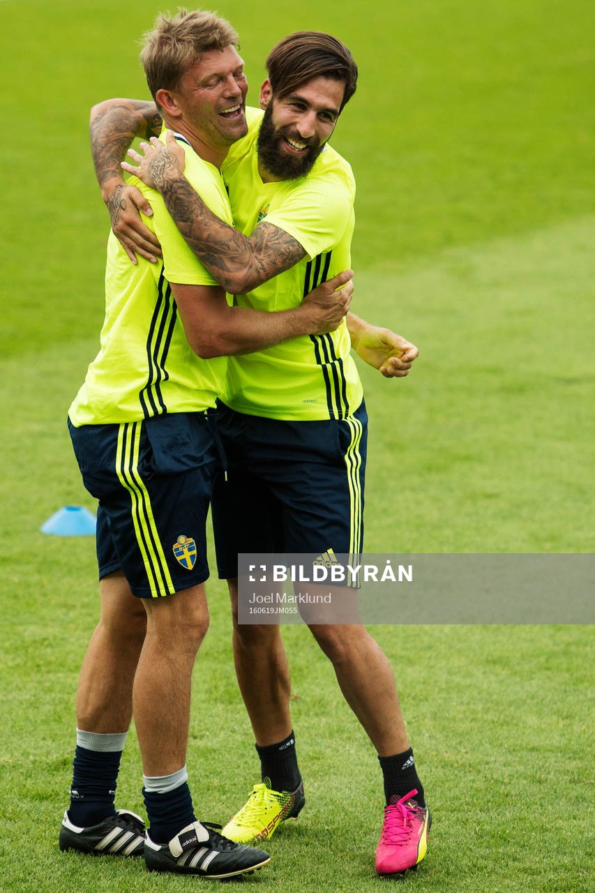 Players manager Marcus Allbäck och Jimmy Durmaz kramas om