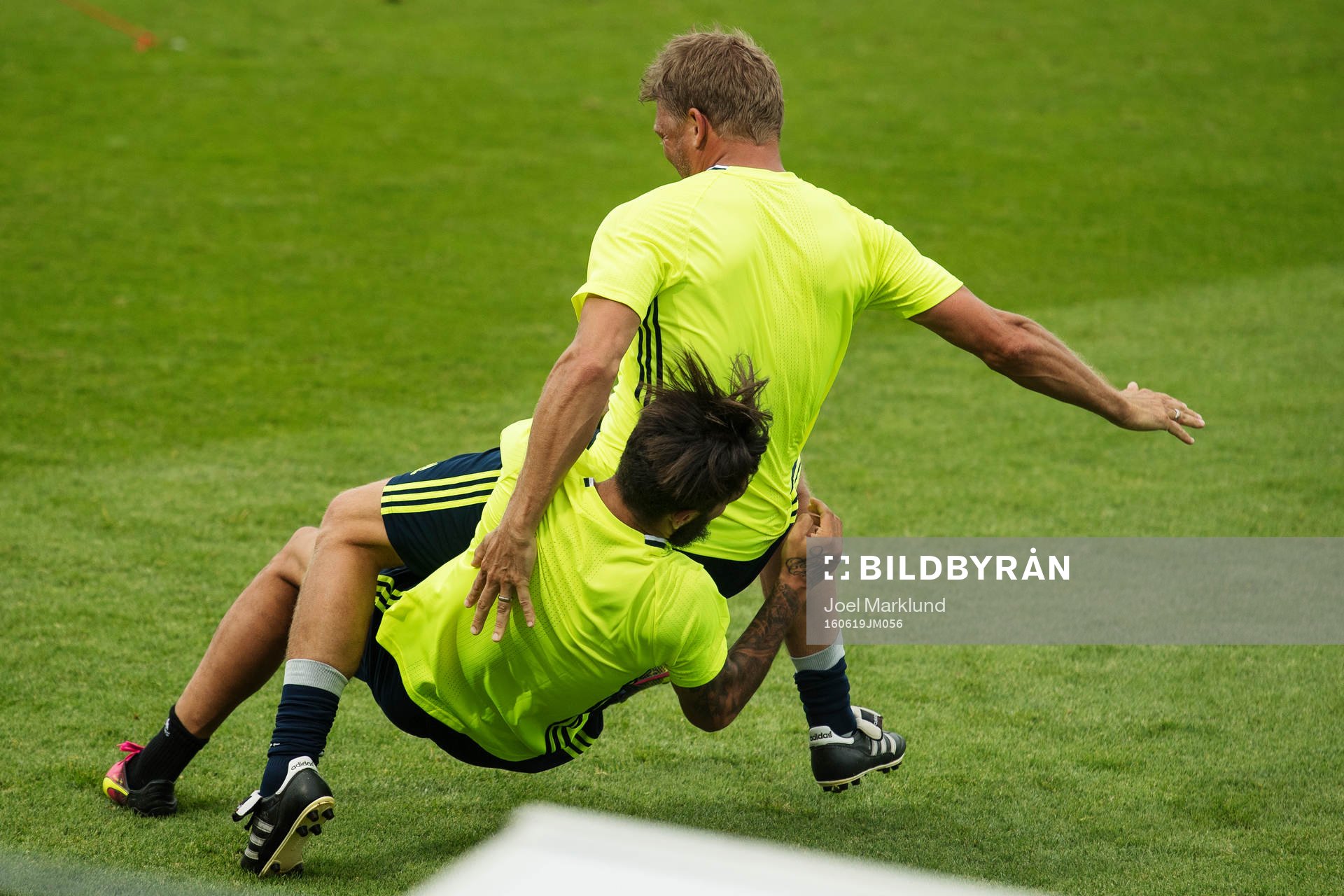 Jimmy Durmaz brottar ner players manager Marcus Allbäck