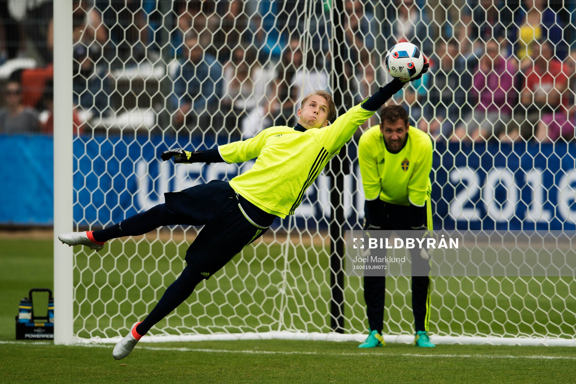 Patrik Carlgren räddar ett skott framför Andreas Isaksson