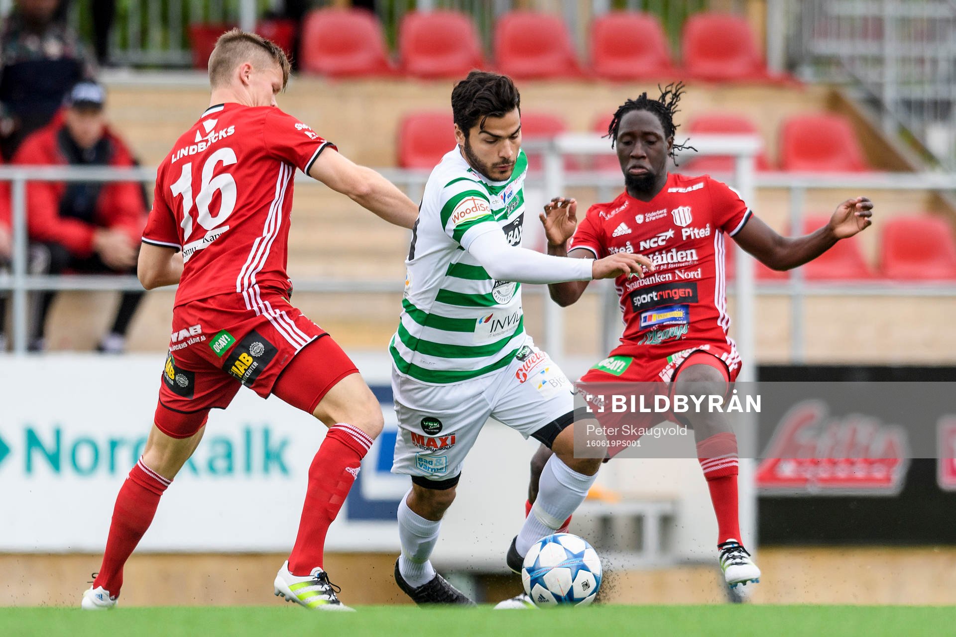 s Fredrik Lundgren(v) och Ibrahim Kallay(h) försöker