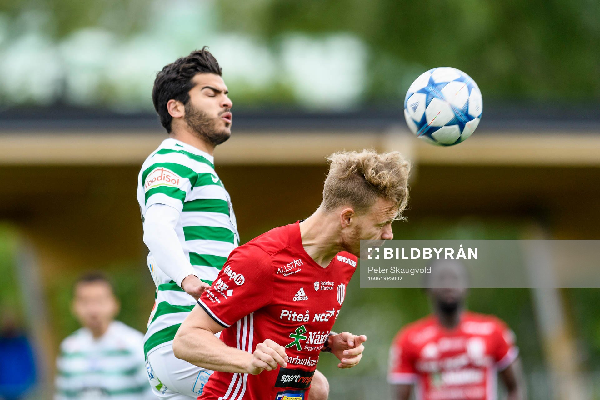 Västerås Karwan Safari i nickduell med Piteå:s William Olausson under fotbollsmatchen i division 1 norra mellan Piteå och Västerås den 19 juni 2016 i Piteå.