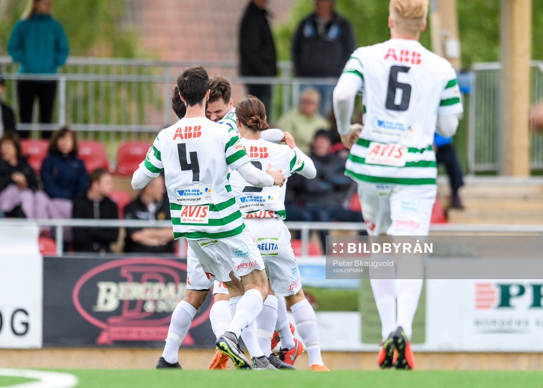 Västeråspelarna jublar efter Karwan Safari gjort 0-1 under fotbollsmatchen i division 1 norra mellan Piteå och Västerås den 19 juni 2016 i Piteå.