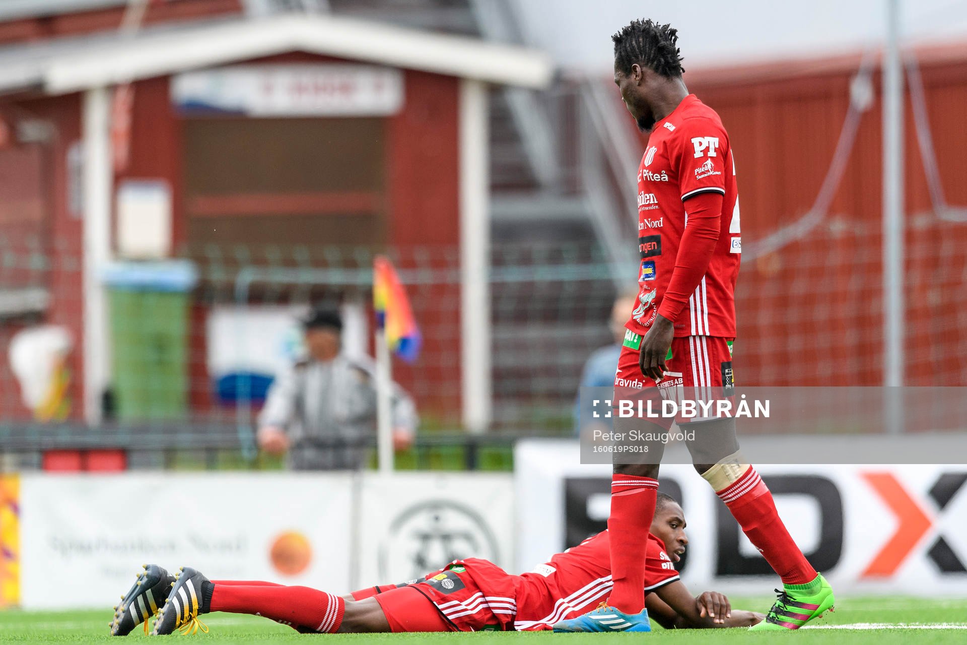 s Tetteh Komey tittar på en liggare Akeil Barrett