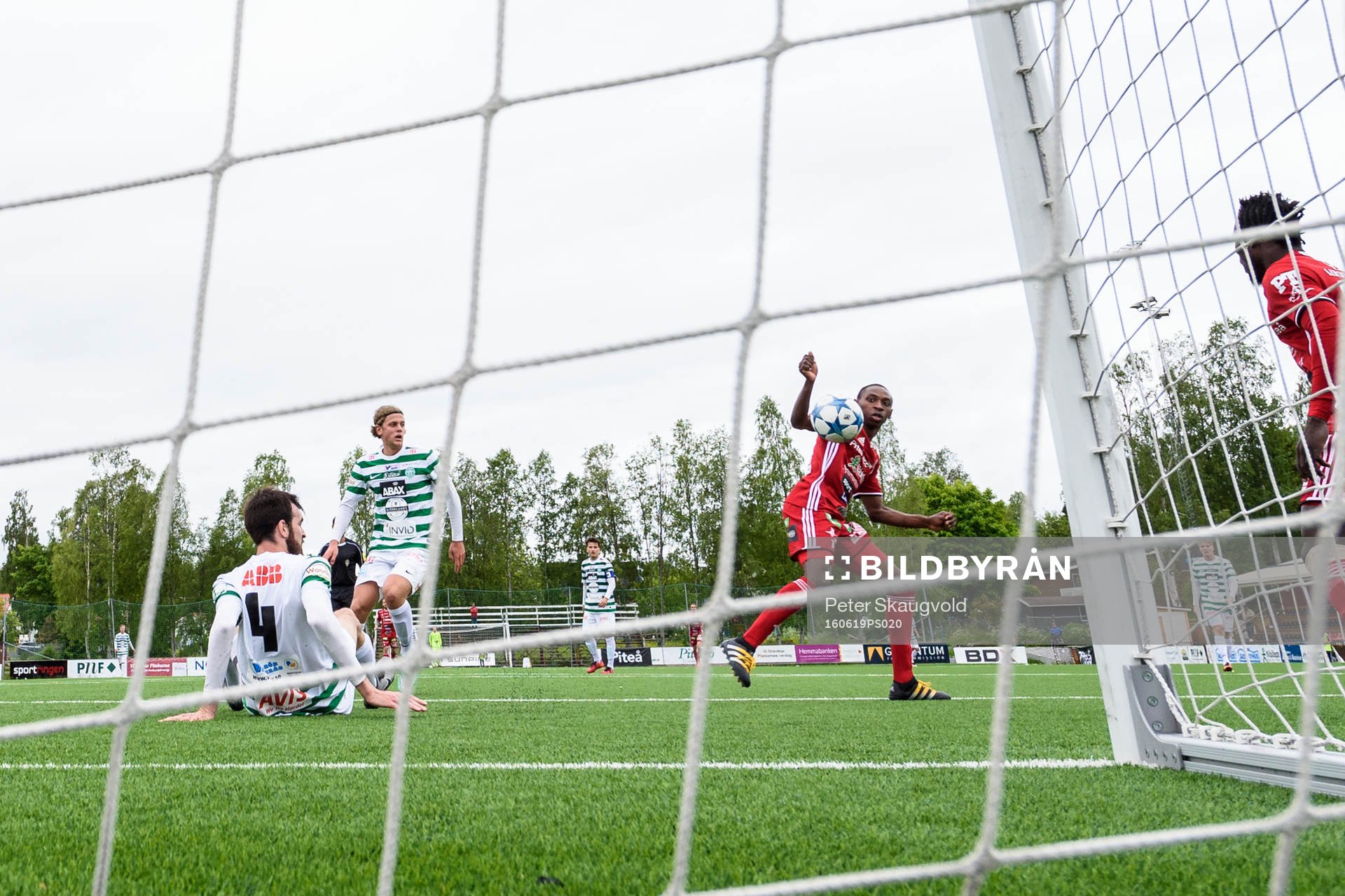 Piteå:s Akeil Barrett missar öppetmål i slutet av matchen under fotbollsmatchen i division 1 norra mellan Piteå och Västerås den 19 juni 2016 i Piteå.