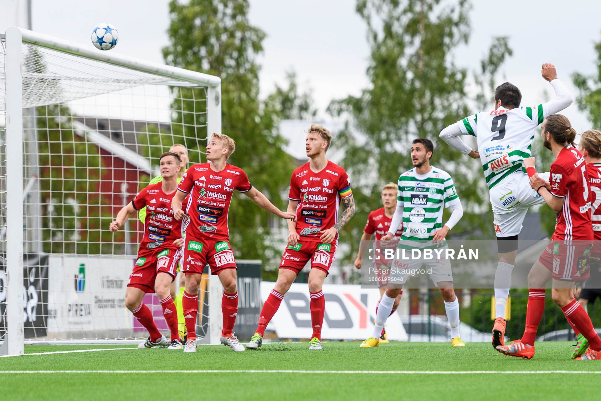 Västerås Allan Kosik Sulaiman nickar i ribban under fotbollsmatchen i division 1 norra mellan Piteå och Västerås den 19 juni 2016 i Piteå.