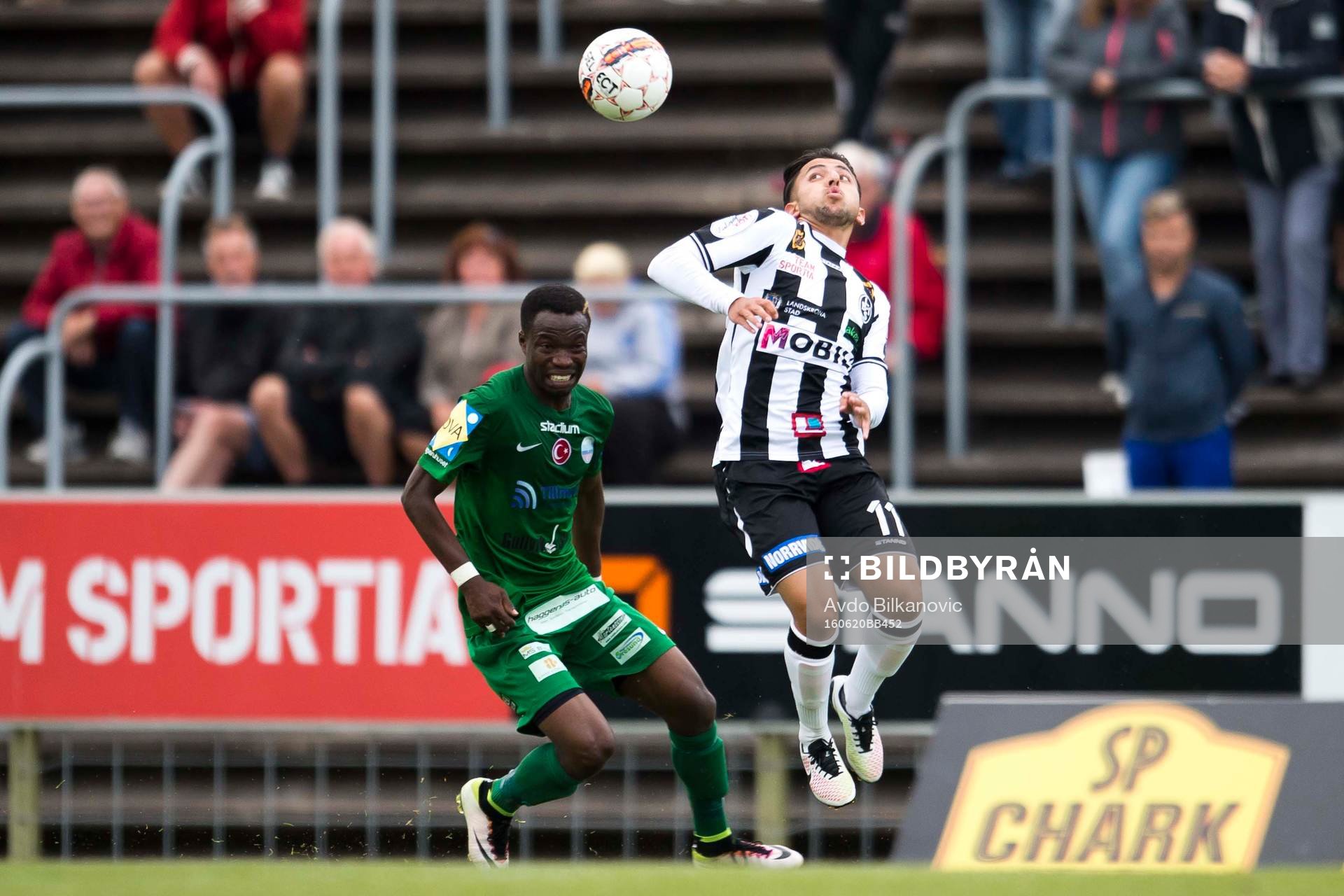 Landskronas Saber Azizi och Prespas Kwame Adom Frimpong