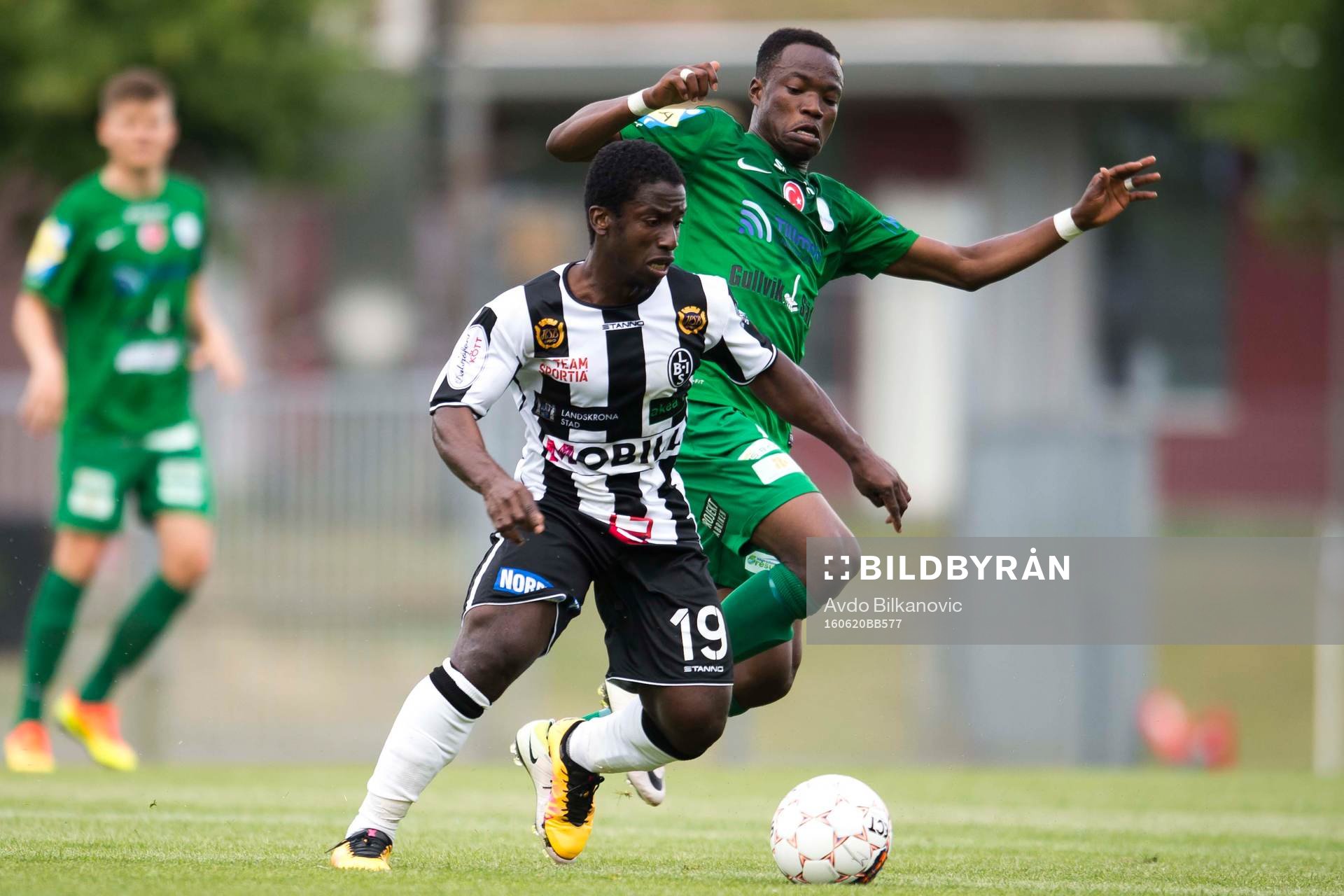 Landskronas Thierry Zahui och Prespas Kwame Adom Frimpong under fotbollsmatchen i Division 1 Södra mellan Landskrona och Prespa Birlik den 20 juni 2016 i Landskrona.