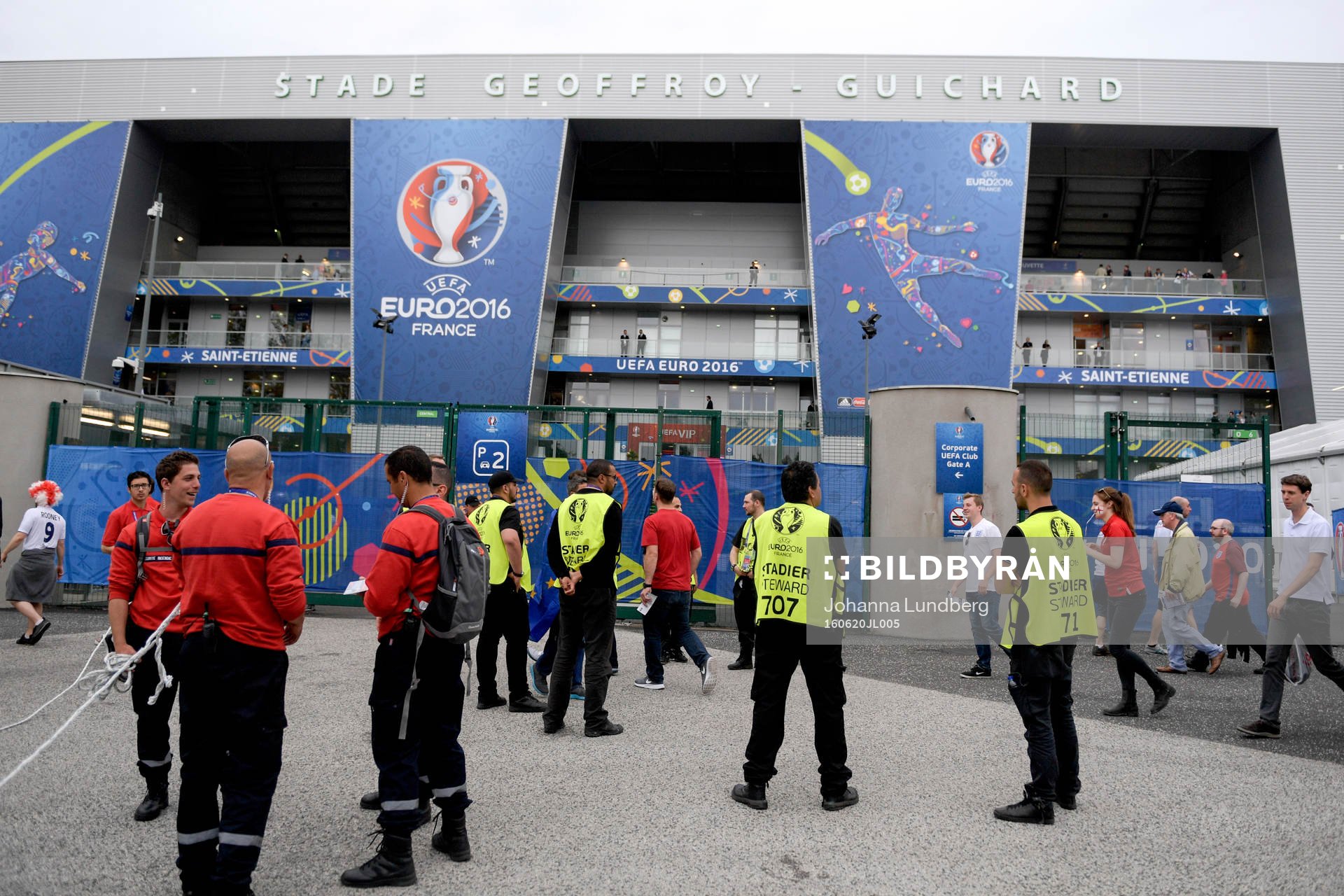 Säkerhetspersonal utanför Stade Geoffroy-Guichard