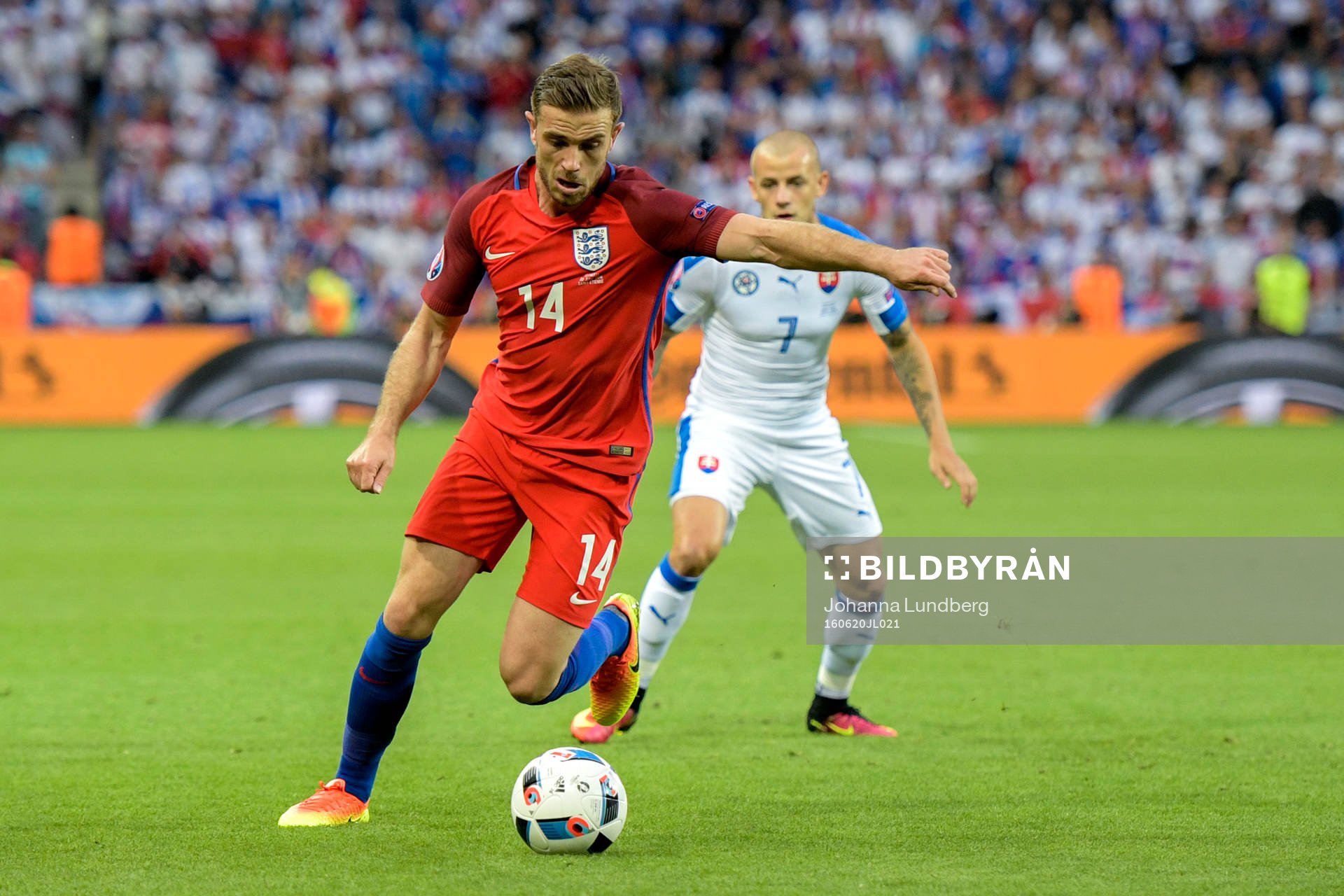 Englands Jordan Henderson och Slovakiens Vladimir Weiss